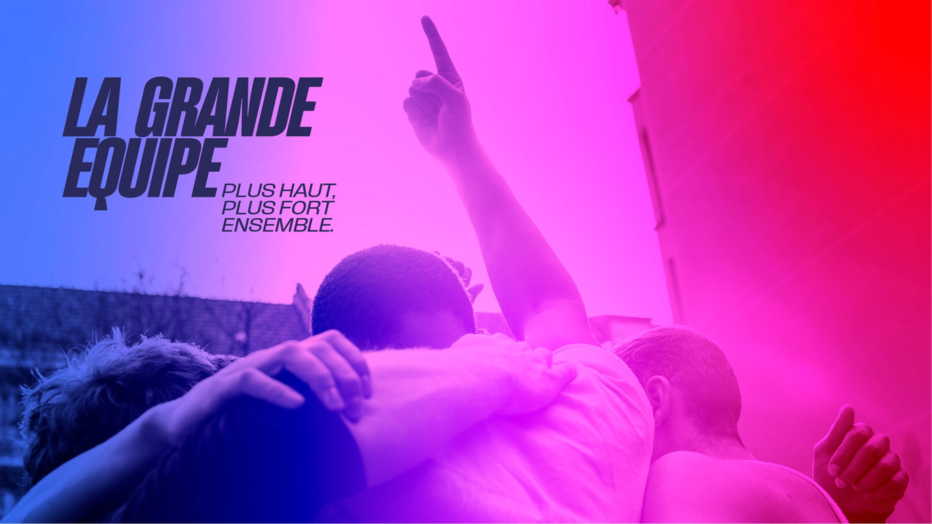 Visuel promotionnel pour Sodexo montrant un groupe de personnes unies, vues de dos. Le slogan "LA GRANDE EQUIPE. PLUS HAUT, PLUS FORT, ENSEMBLE." est inscrit sur l'image, qui est teintée d'un dégradé bleu et rouge.
