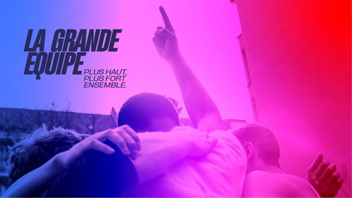 Visuel promotionnel pour Sodexo montrant un groupe de personnes unies, vues de dos. Le slogan "LA GRANDE EQUIPE. PLUS HAUT, PLUS FORT, ENSEMBLE." est inscrit sur l'image, qui est teintée d'un dégradé bleu et rouge.