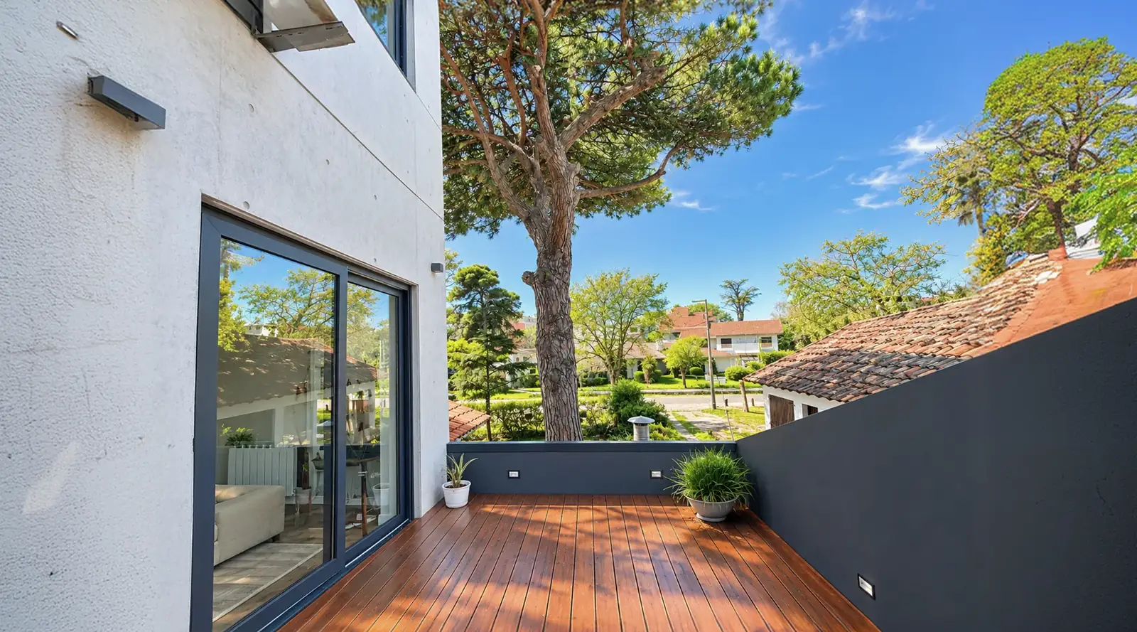Terraza de madera del spa con vista al jardín arbolado