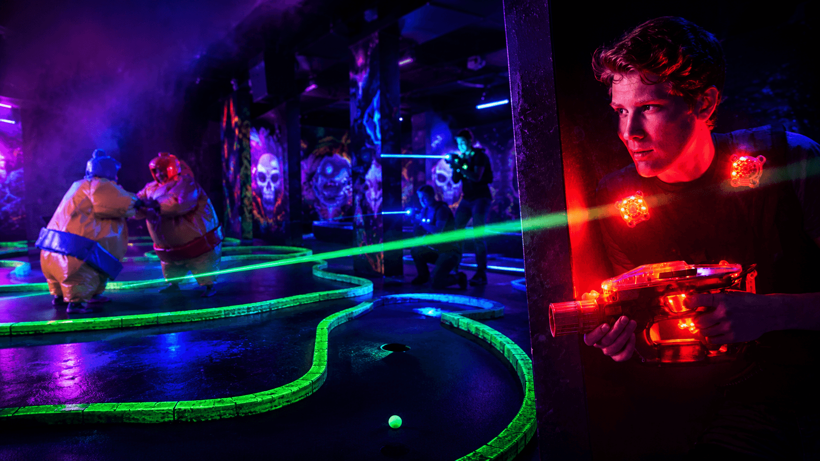 Neonbelyst arena med minigolf och laserspel