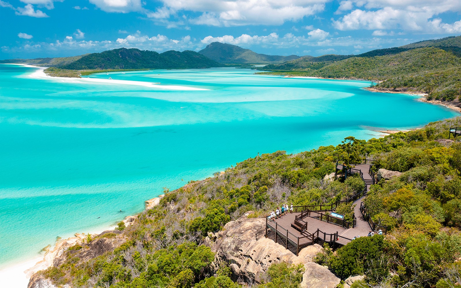 תצפית על מים טורקיז וירק שופע בקרוז שנורקל בלב האיים הוויסנדייז מאיירלי ביץ'.