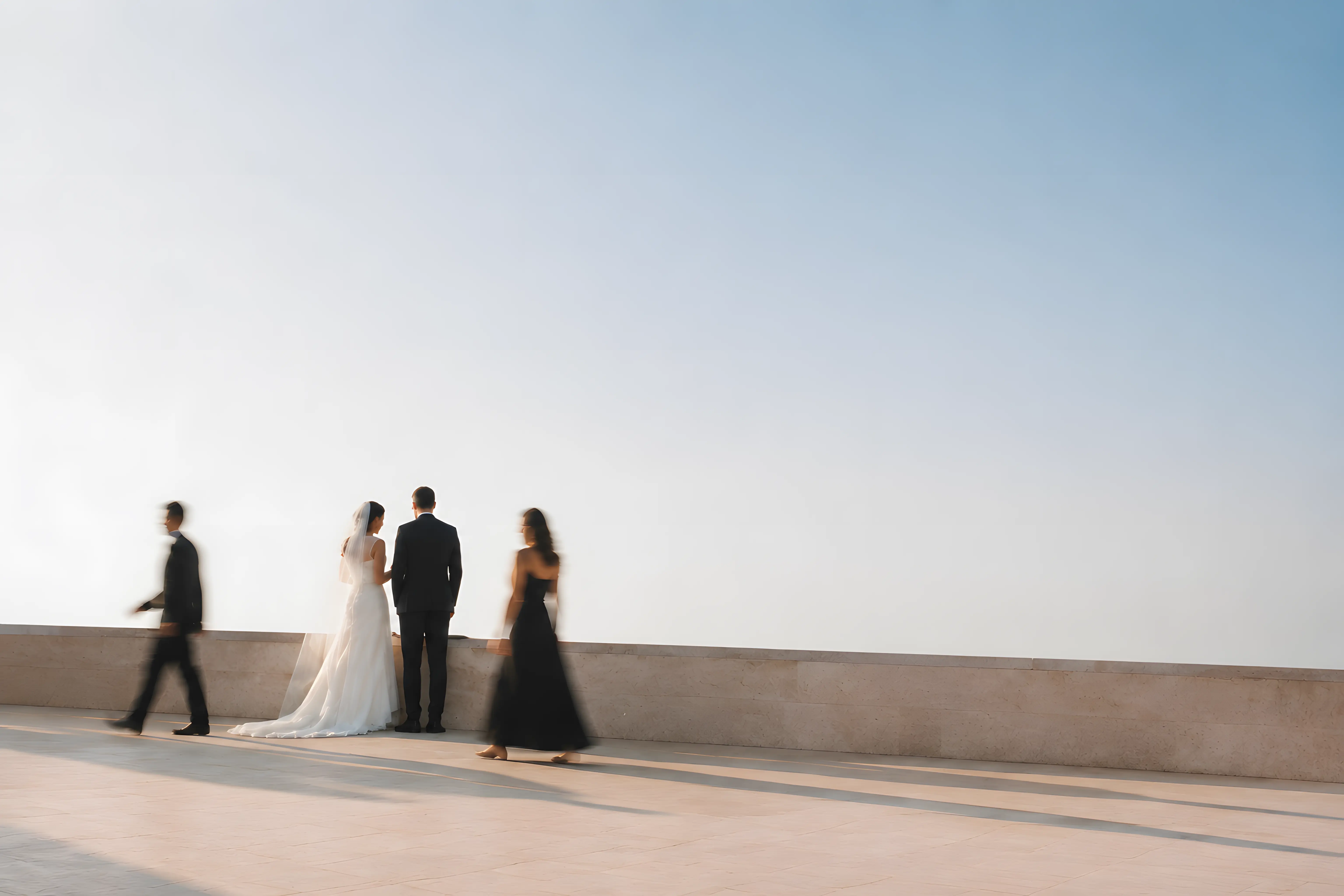 Novios recién casados junto a sus invitados el día de su boda