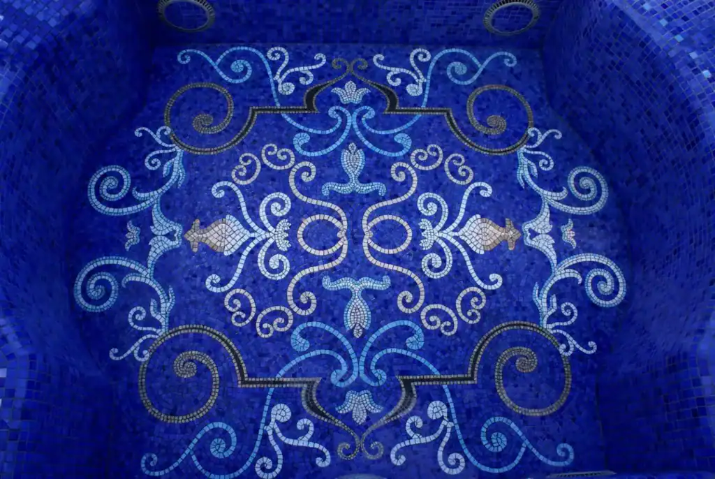 Spa floor in hand-cut blue and gold glass mosaic, Venetian scroll design — Caza de Covi, Coto de Caza