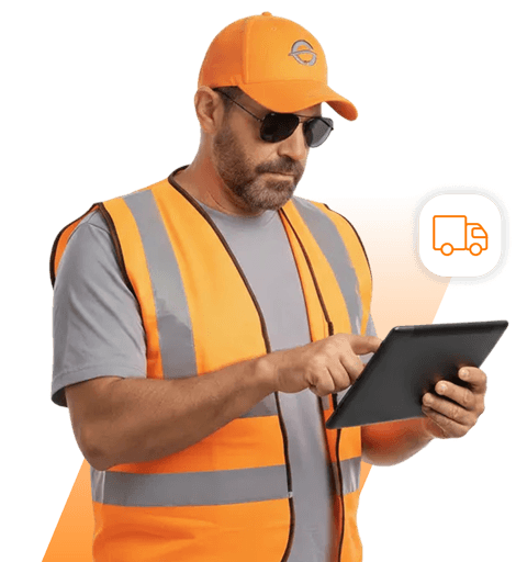Homem de boné utilizando um tablet