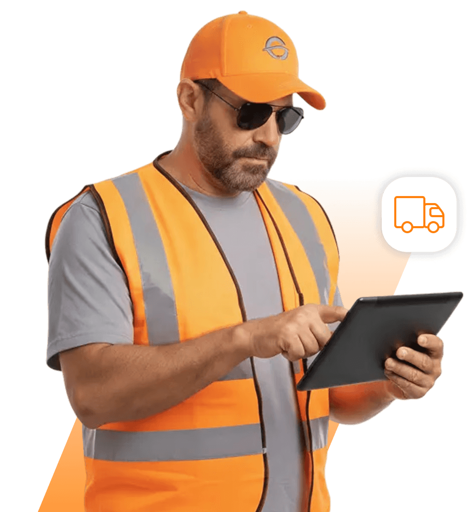 Homem de boné utilizando um tablet