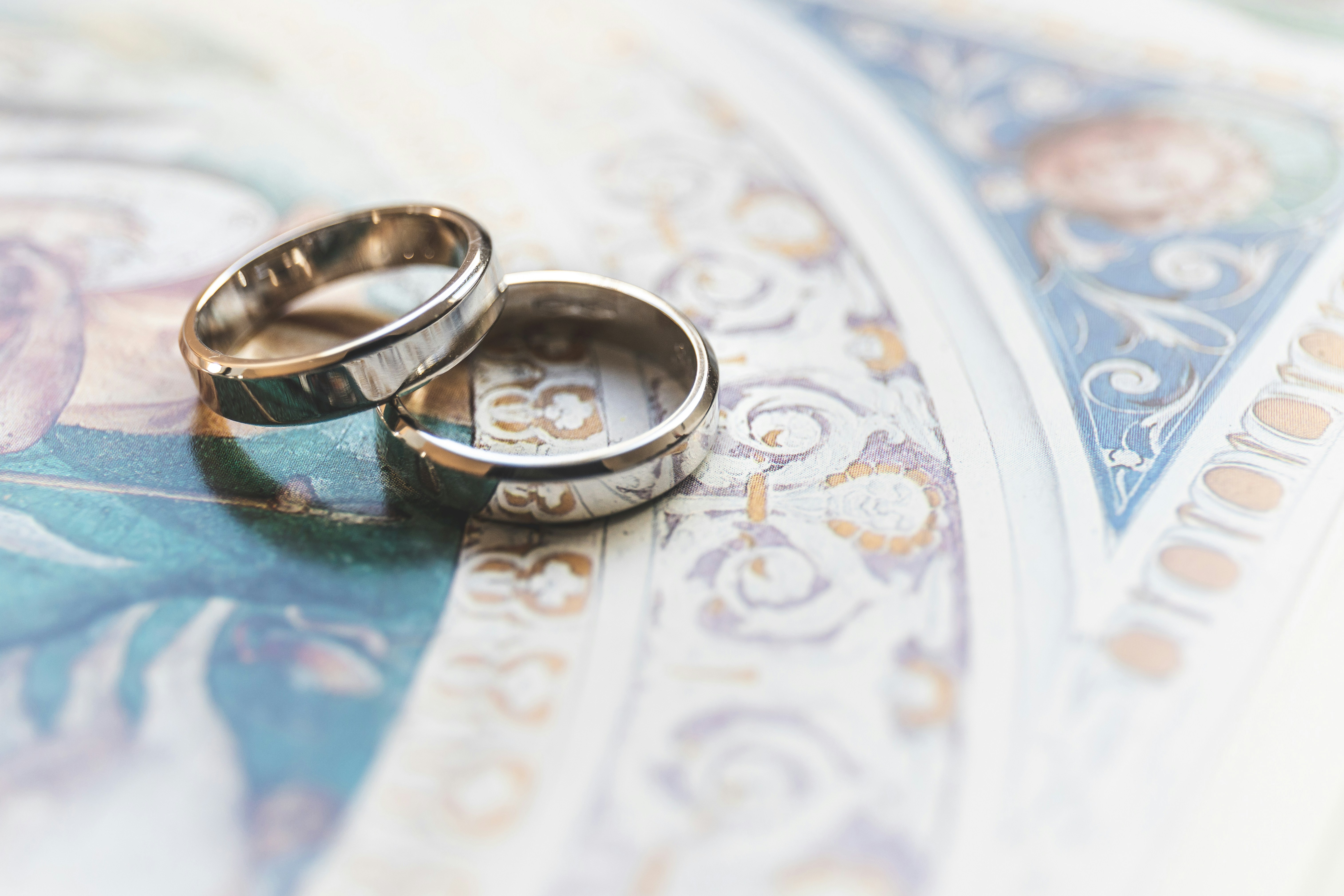 gold-colored ring close-up photography