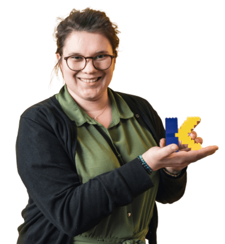 femme qui tient un k jeune et violet dans sa main