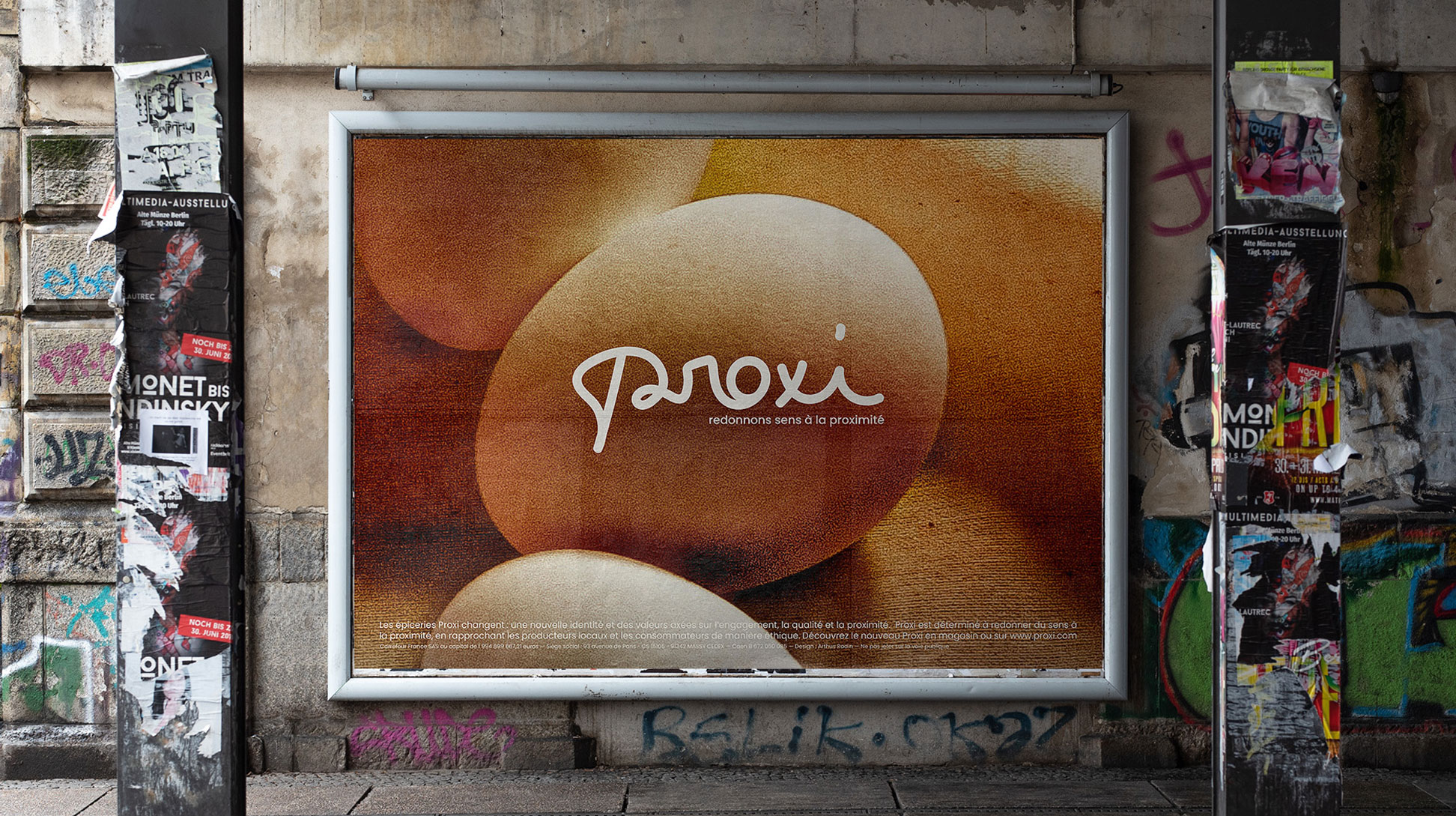 Affiche publicitaire urbaine Proxi, Redonnons sens à la proximité. Sur une photo d'oeufs.