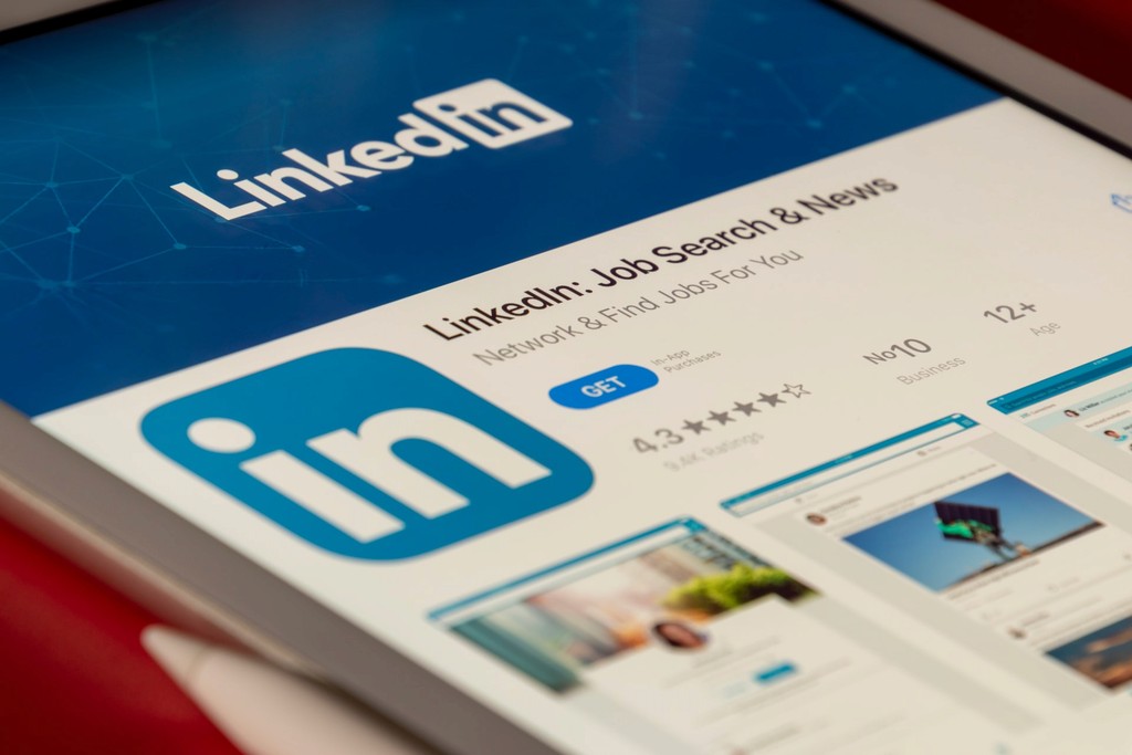 how to post 2 years work anniversary on linkedin