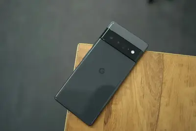 Google Pixel Handy auf einem Holztisch