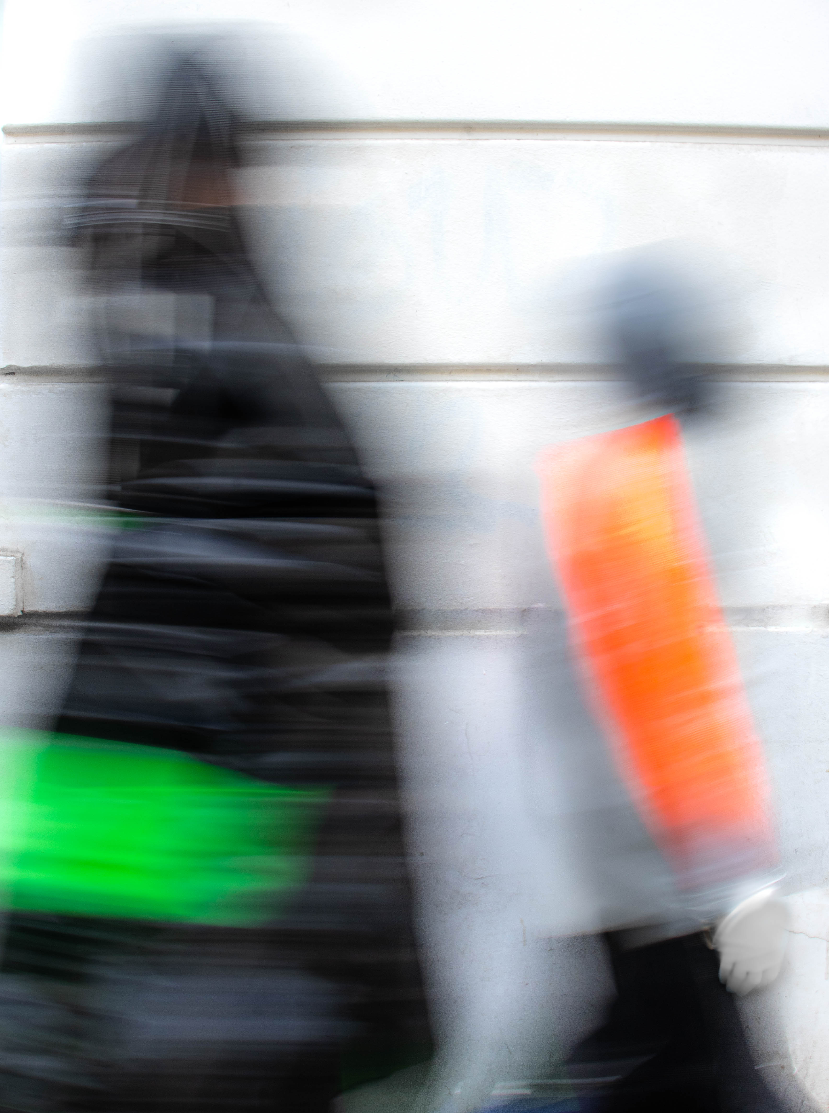 Modèle féminin habillé dans une tenue originale d'une marque de mode lors d'un shooting à Paris