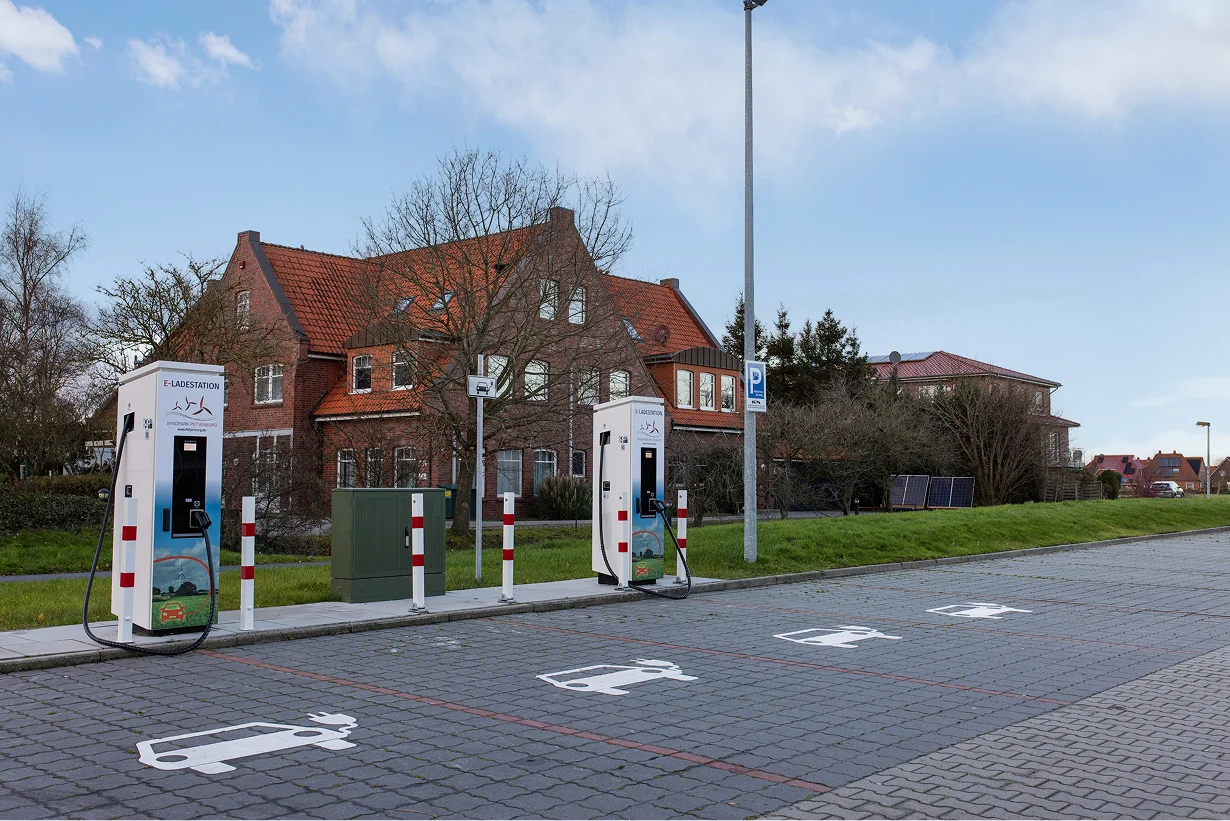 Zwei Ladesäulen auf einem Parkplatz