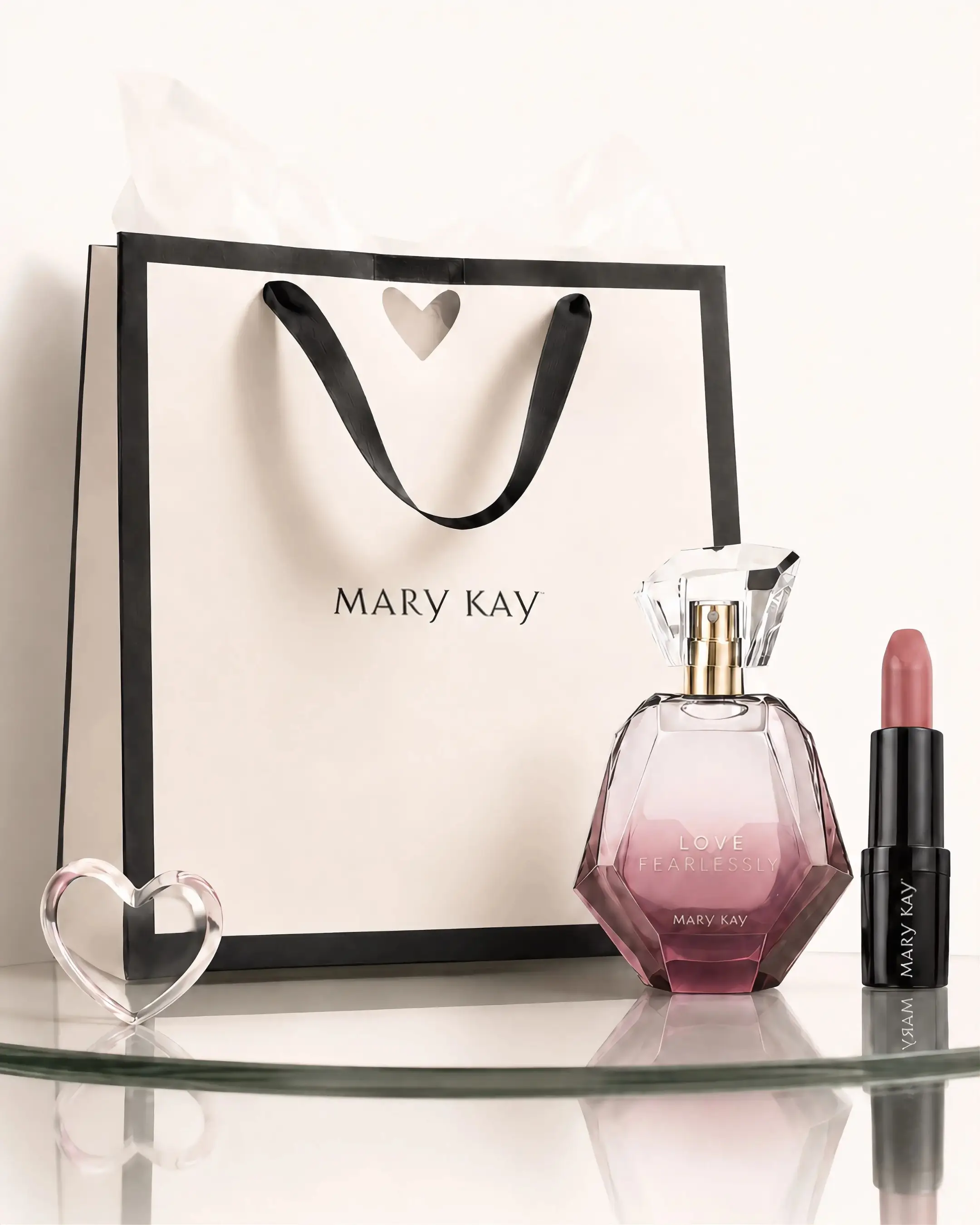 Presente Mary Kay com fragrância Love Fearlessly e batom em composição editorial para o Dia dos Namorados.