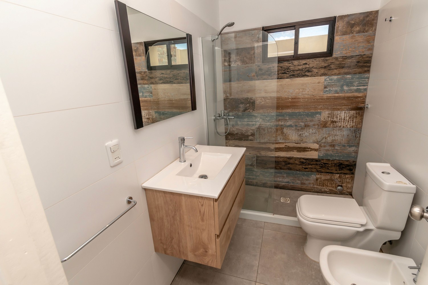 Baño principal de Casa Gaviotas con lavabo y WC - baño práctico y cómodo en la planta superior, ideal para uso privado.