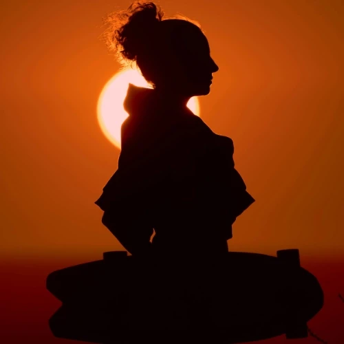 Respirazione del sole per scaldare il corpo in un percorso di sopravvivenza outdoor