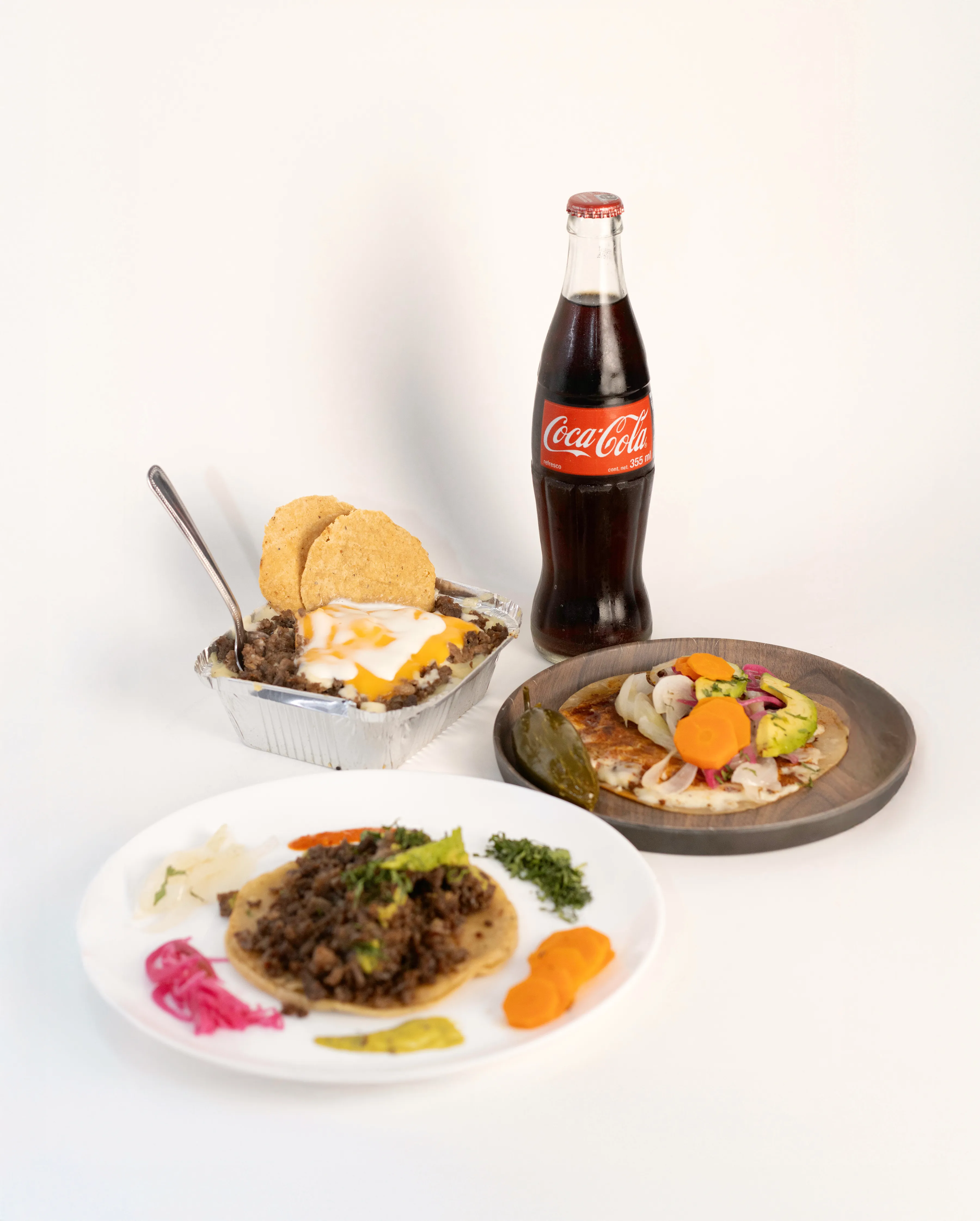 Menú completo de Tacos Valles con refresco y guarniciones.