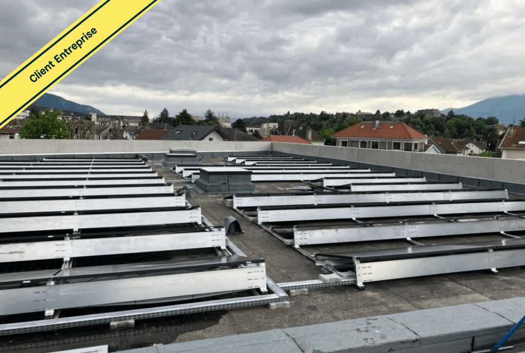 Photo d'un toit d’une école privé à Aix-les-bains en France équipée de panneaux photovoltaïques dont l'installation a été faite par Solarock.