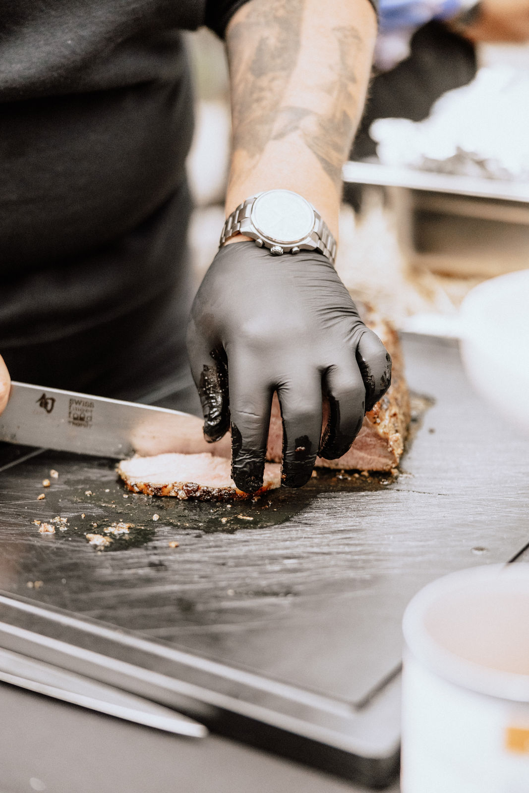 Professionelles Tranchieren von saftigem Braten durch MT-Catering – Handwerkliche Perfektion für euer Hochzeits-Catering in Baden-Württemberg.