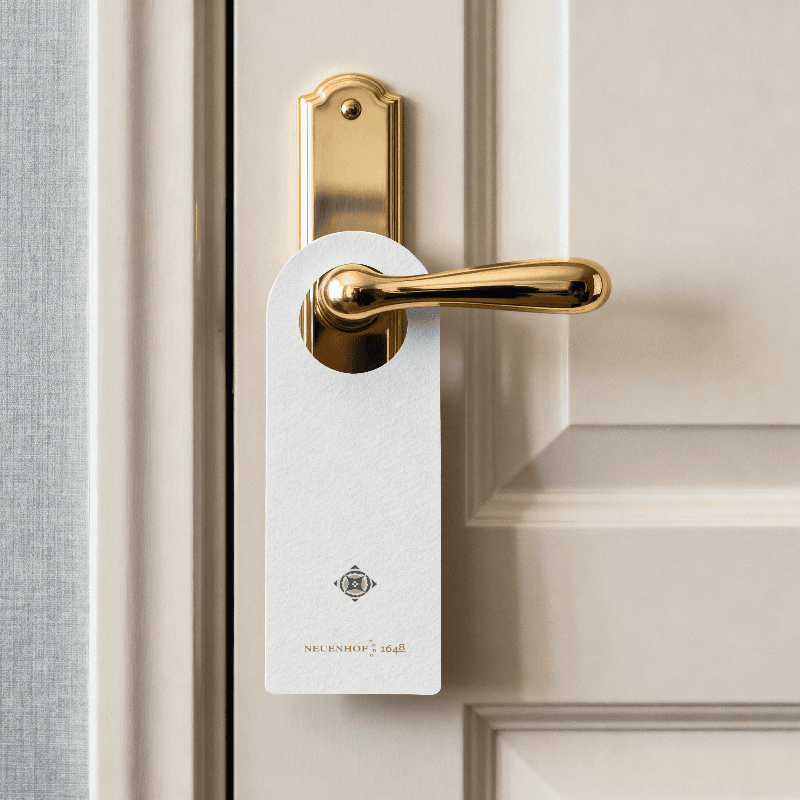 Visuelle Elemente des Corporate Designs eines Ferienhauses aus dem 16 Jhd. - bunte Fliesenelemente & Icons untereinander