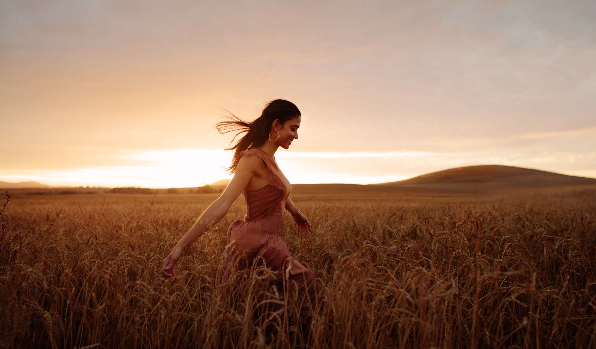 Mujer caminando en el campo