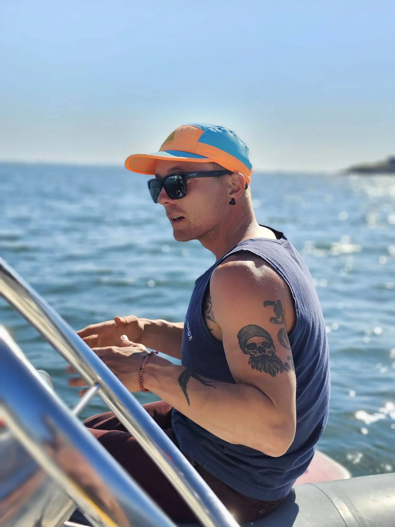 Un montieur de voile sur un bateau