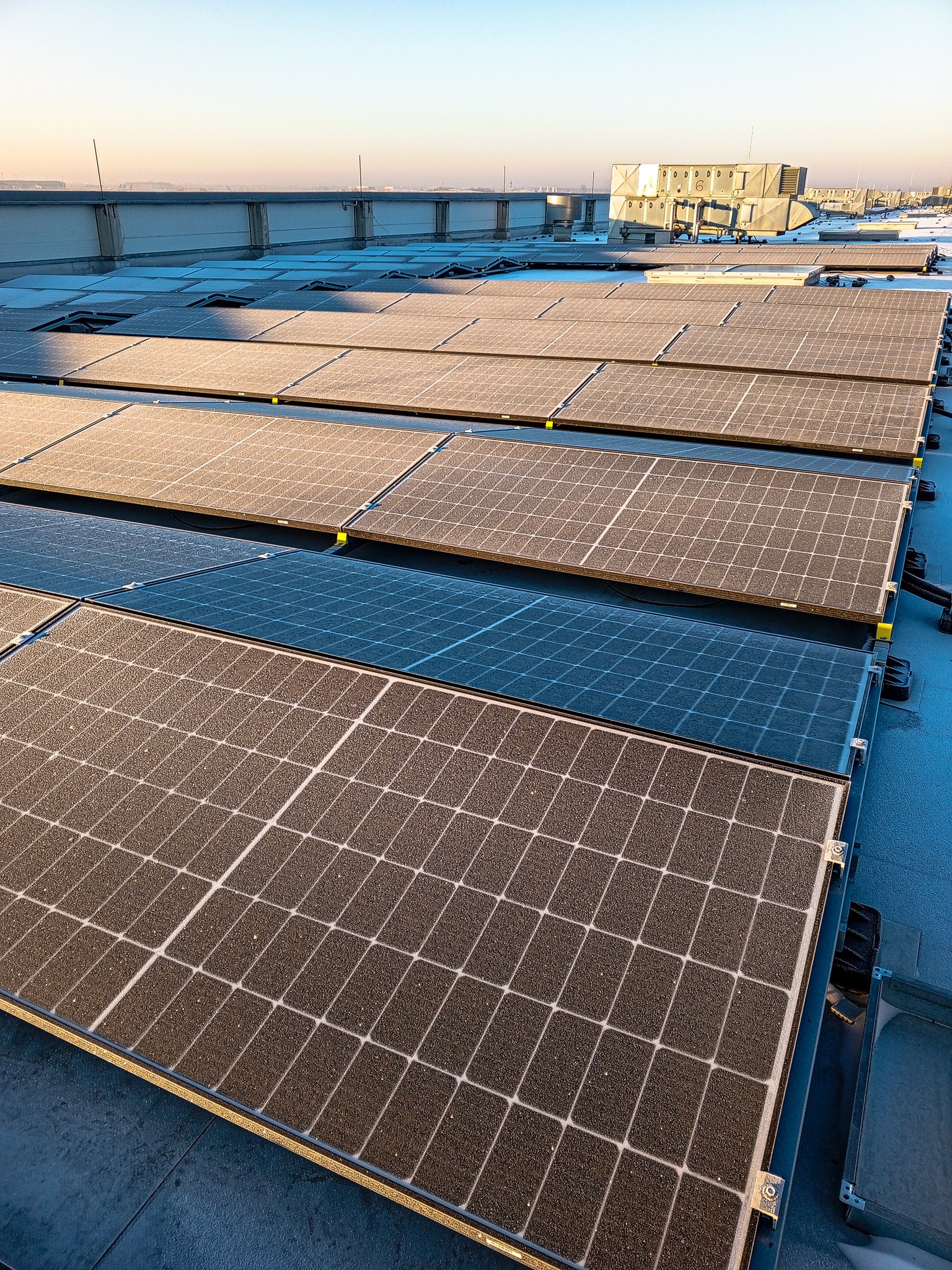 倉地停車場光伏車棚-遮蔭發電雙重效益