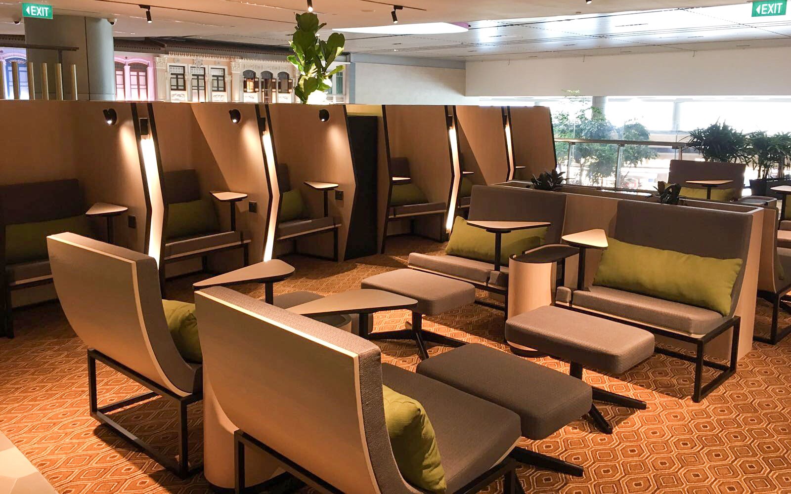 Àrea de seients del lounge Blossom SATS a la terminal T4 de l'Aeroport de Changi de Singapur a les sortides internacionals.