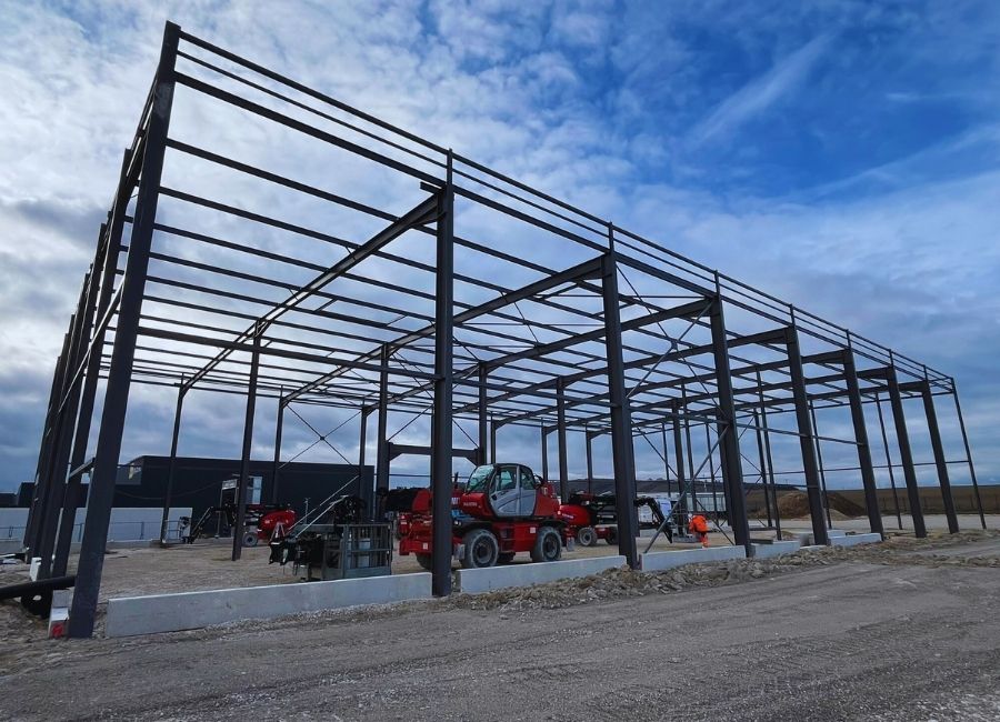 Montage d'une ossature métallique pour bâtiment logistique ou industriel.