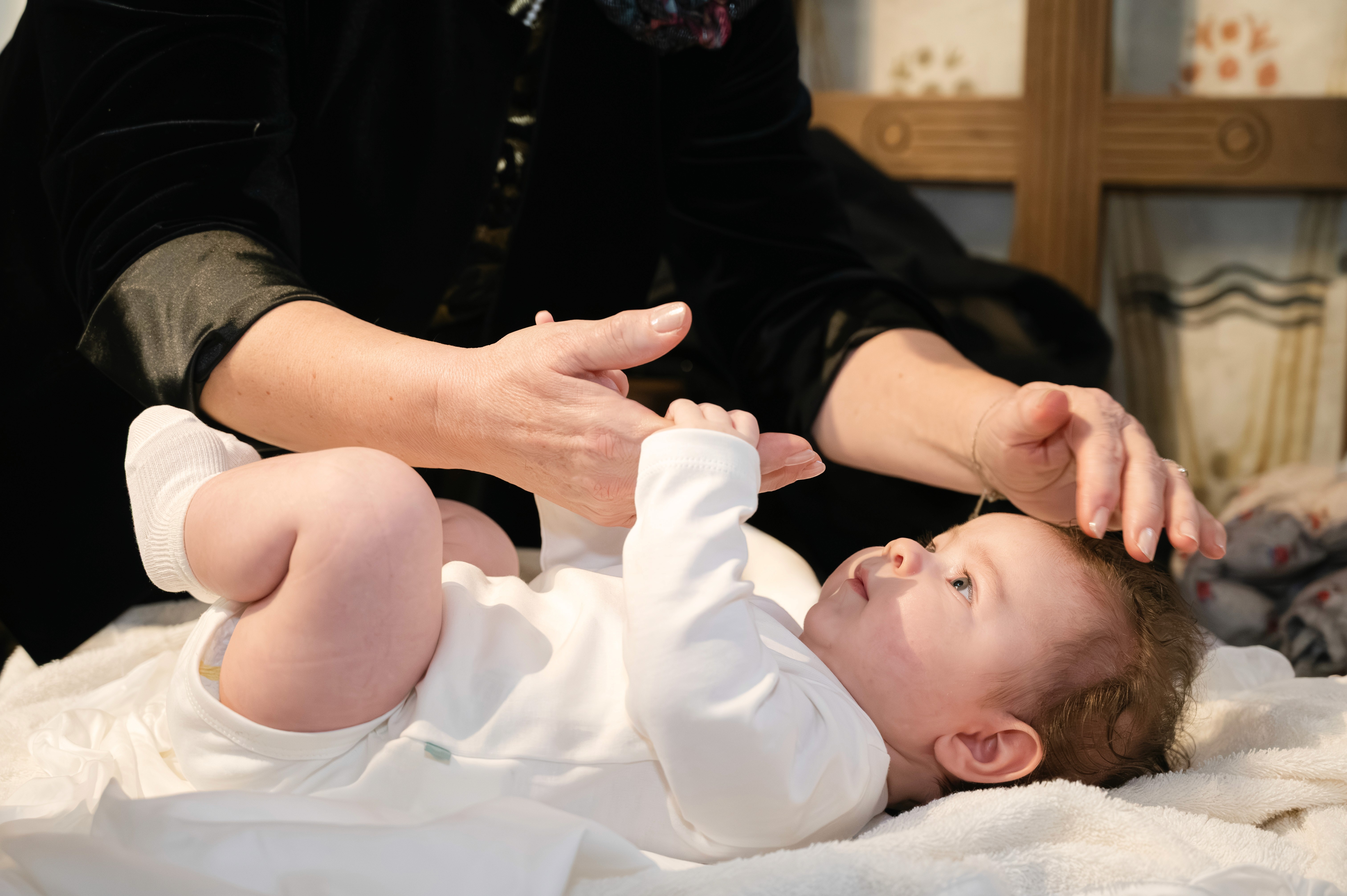 Moment de pregătire a bebelușului pentru îmbrăcarea după scufundare.