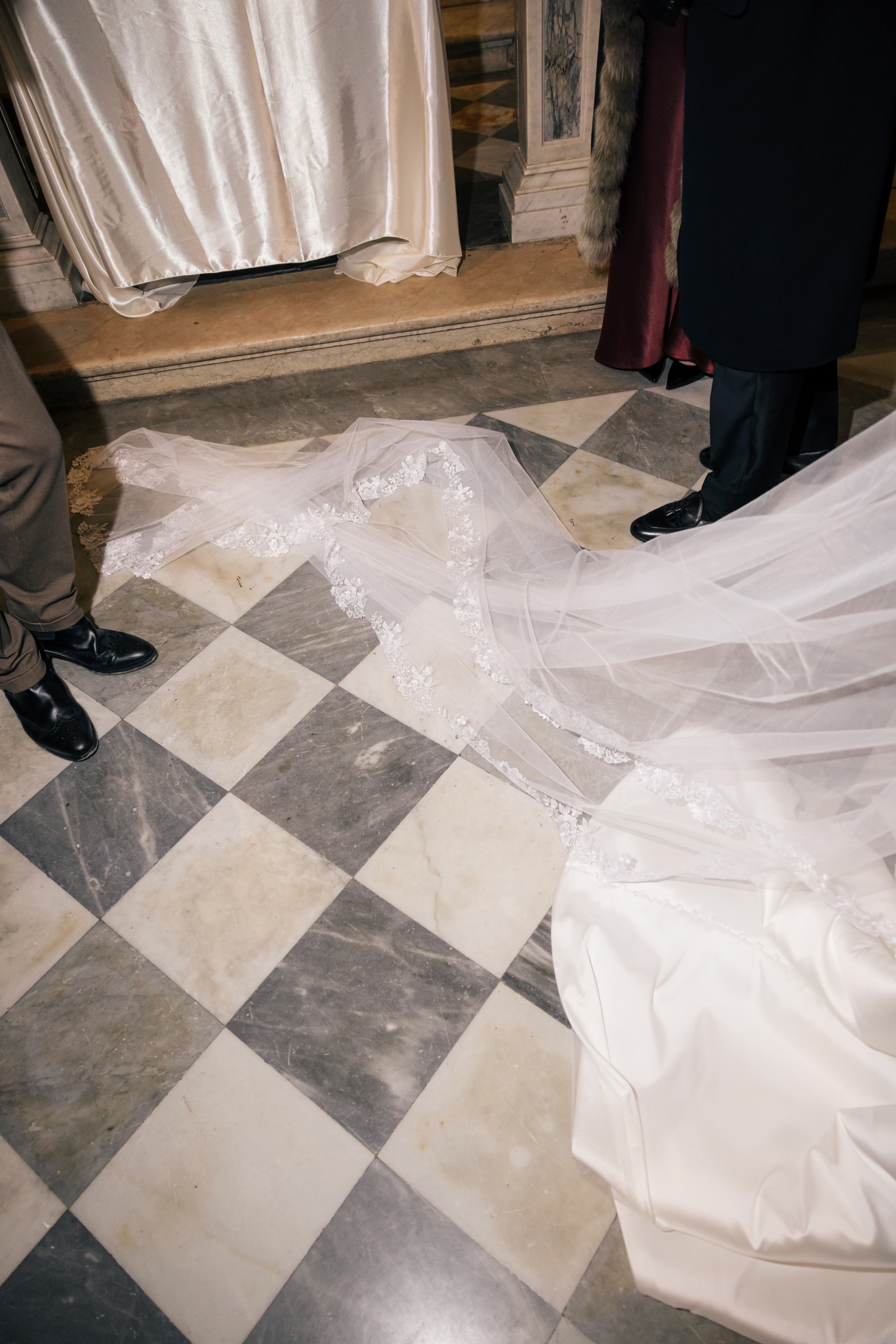 Sposa in abito mikado bianco, velo trascinato sul pavimento a scacchi del Circolo di Lettura, preparativi matrimonio