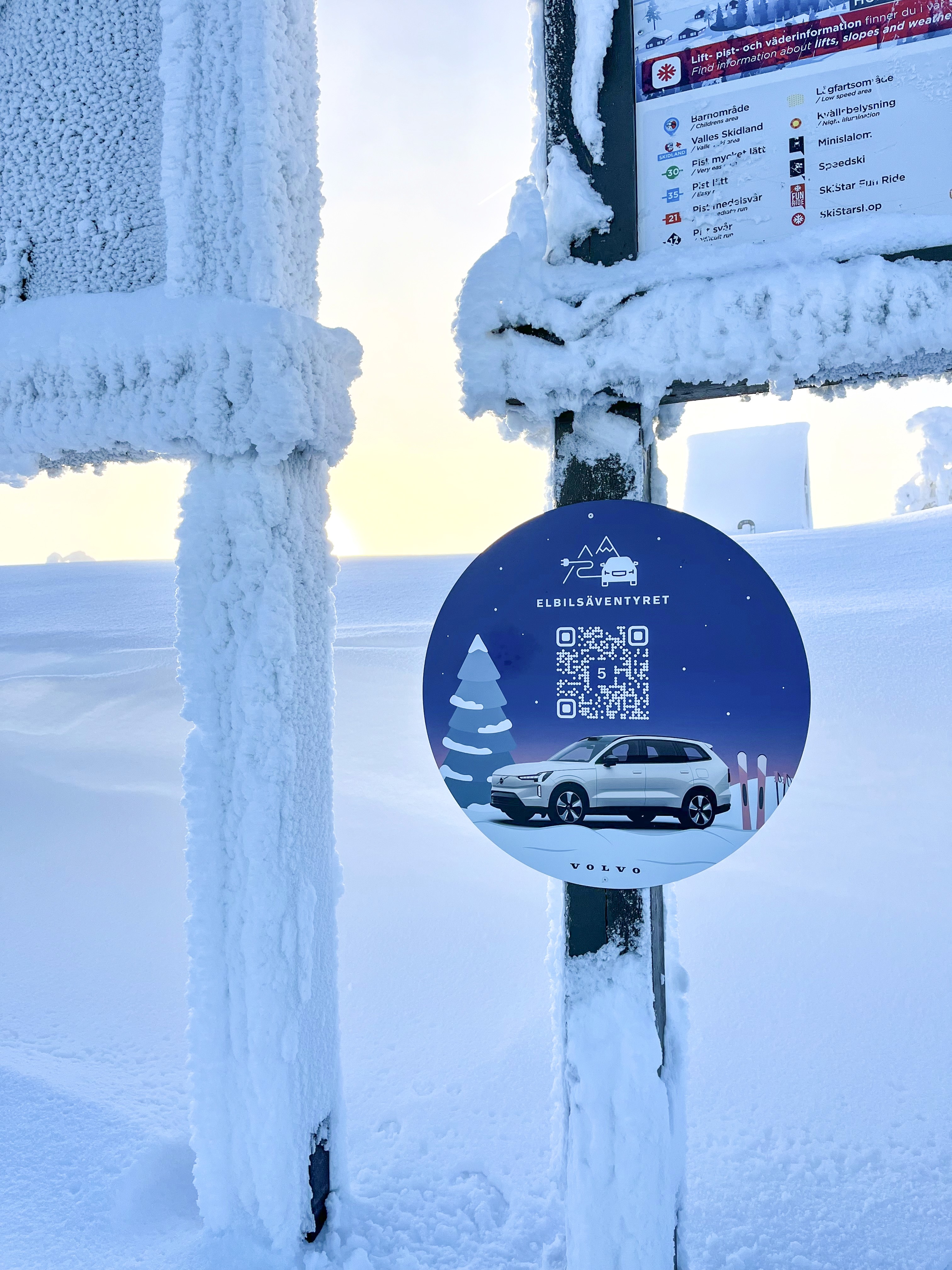 Elektrisk Volvo-bil parkerad framför en skidort