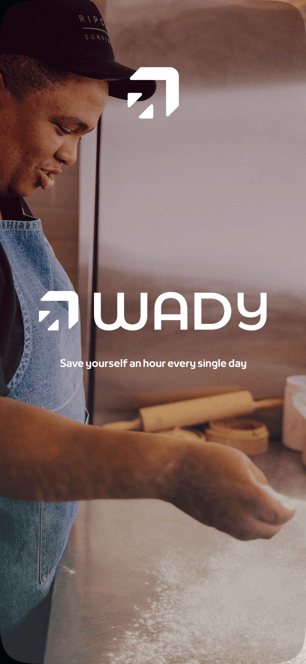 طاهٍ مبتسم يقطع الخضروات بكفاءة في مطبخ احترافي، مما يرمز إلى كيف يساعد وادي (Wady)، الـتطبيق مشتريات للمطاعم، في تبسيط عمليات المطاعم ويوفر حلول مشتريات للمقاهي.