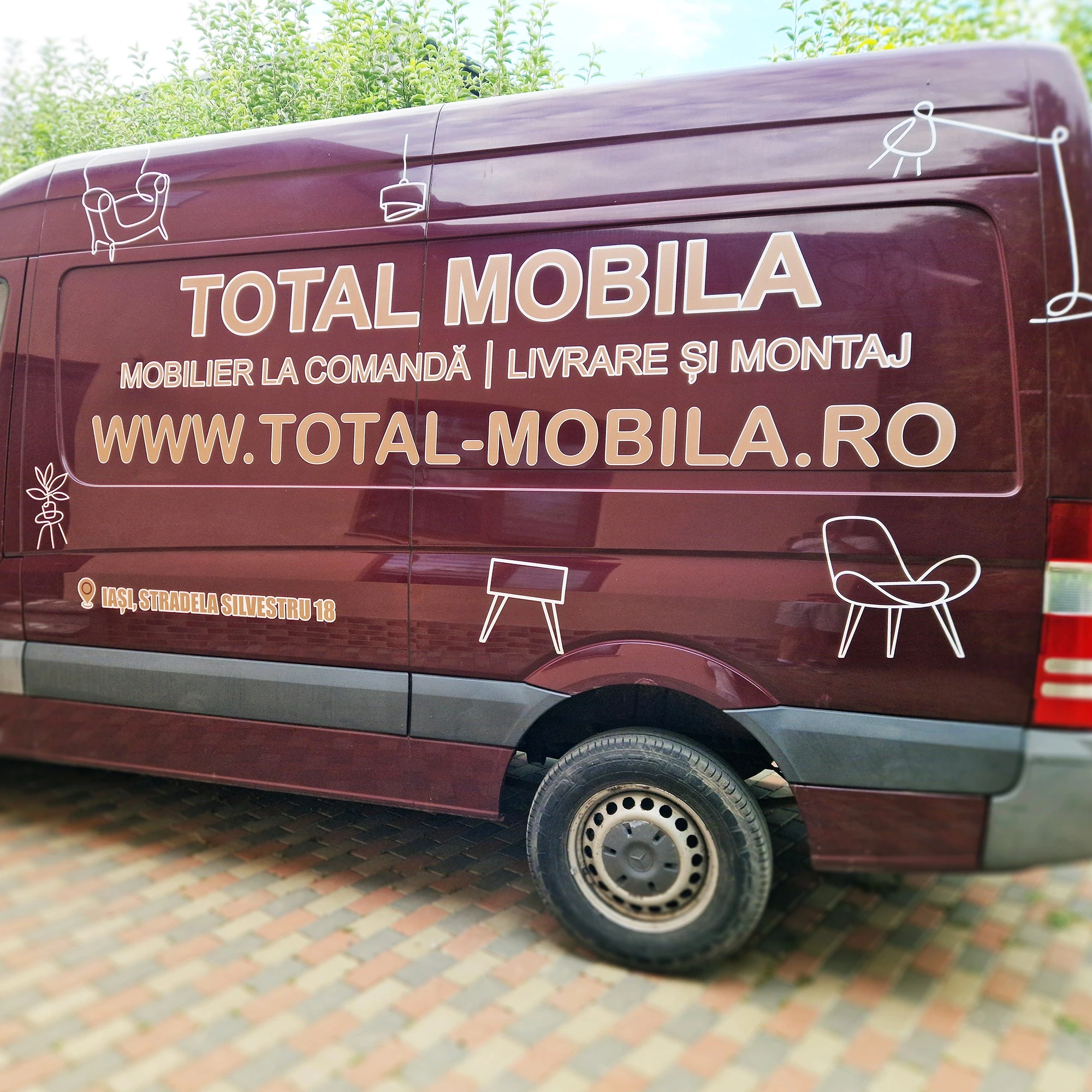Dubă colantată pentru Total Mobilă, vedere laterală cu logo și date de contact