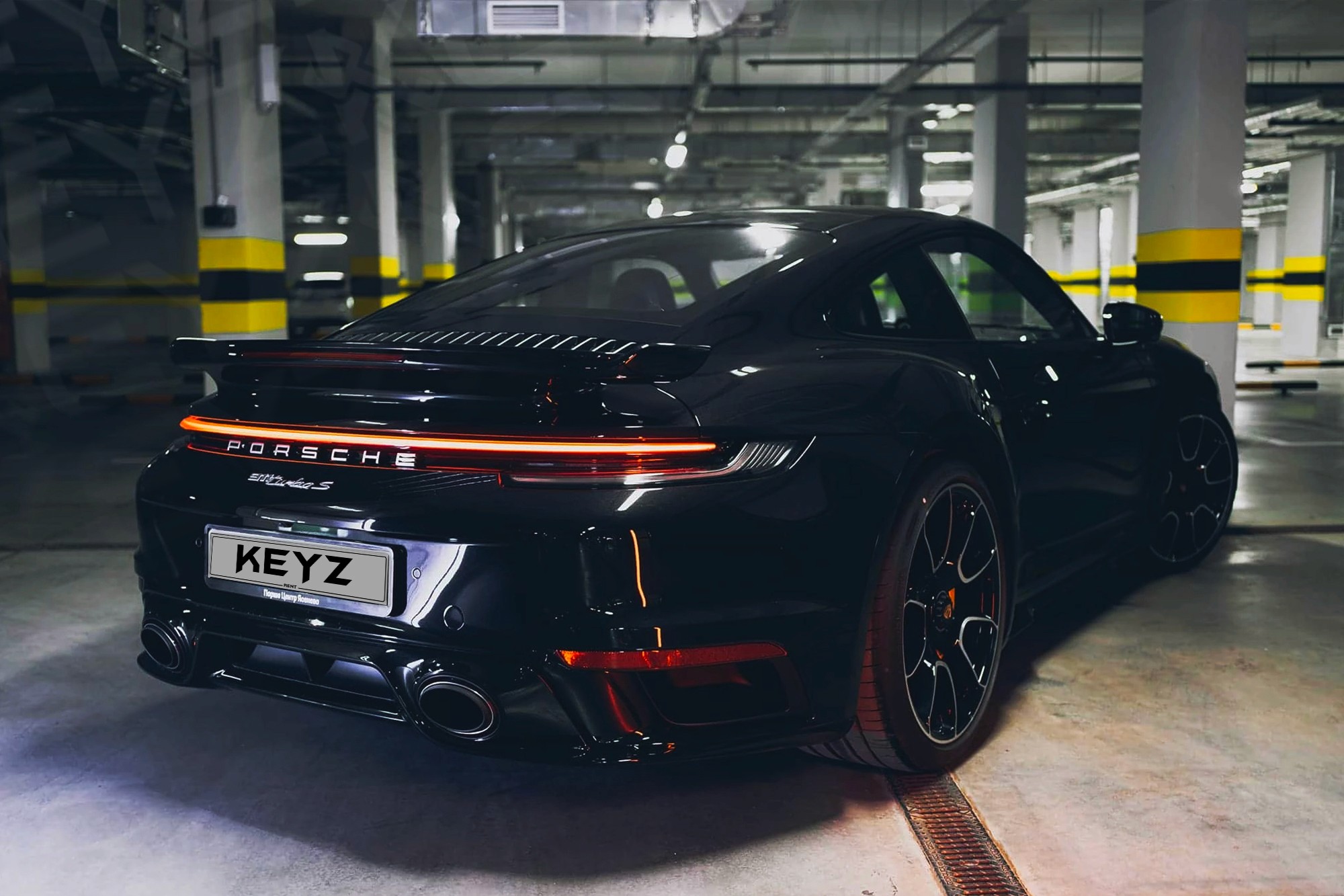 Vue extérieure arrière Porsche 911 Turbo S Noir – Location Supercar à Dubaï | Keyz Rent