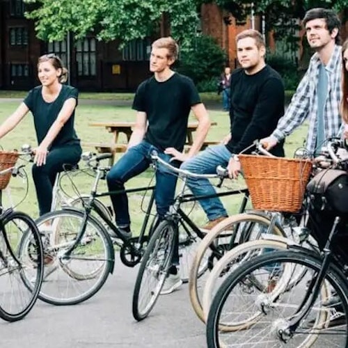 骑行游览伦敦的皇家公园。