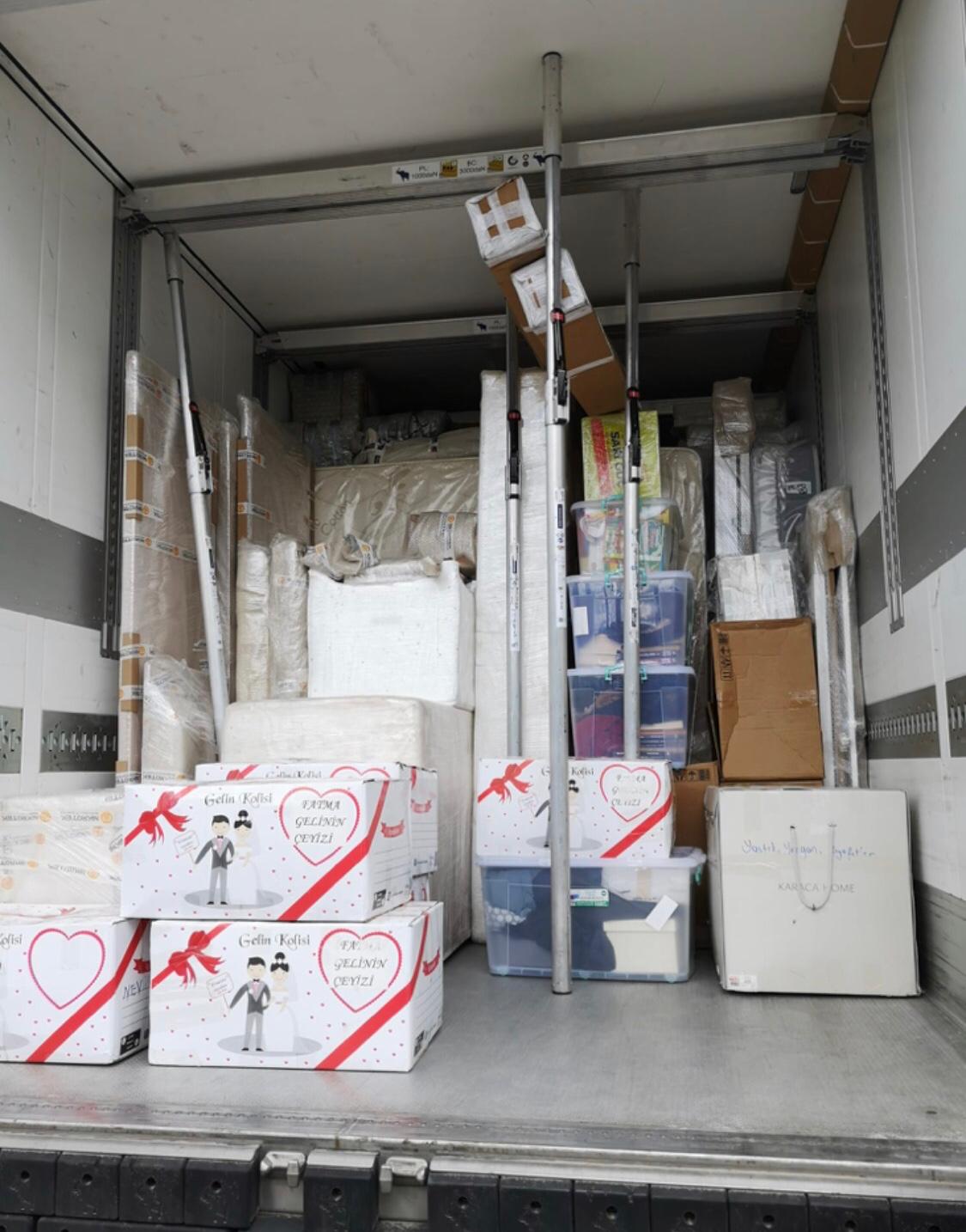 Transportbereit: LKW voller Kartons für Auslandszustellung