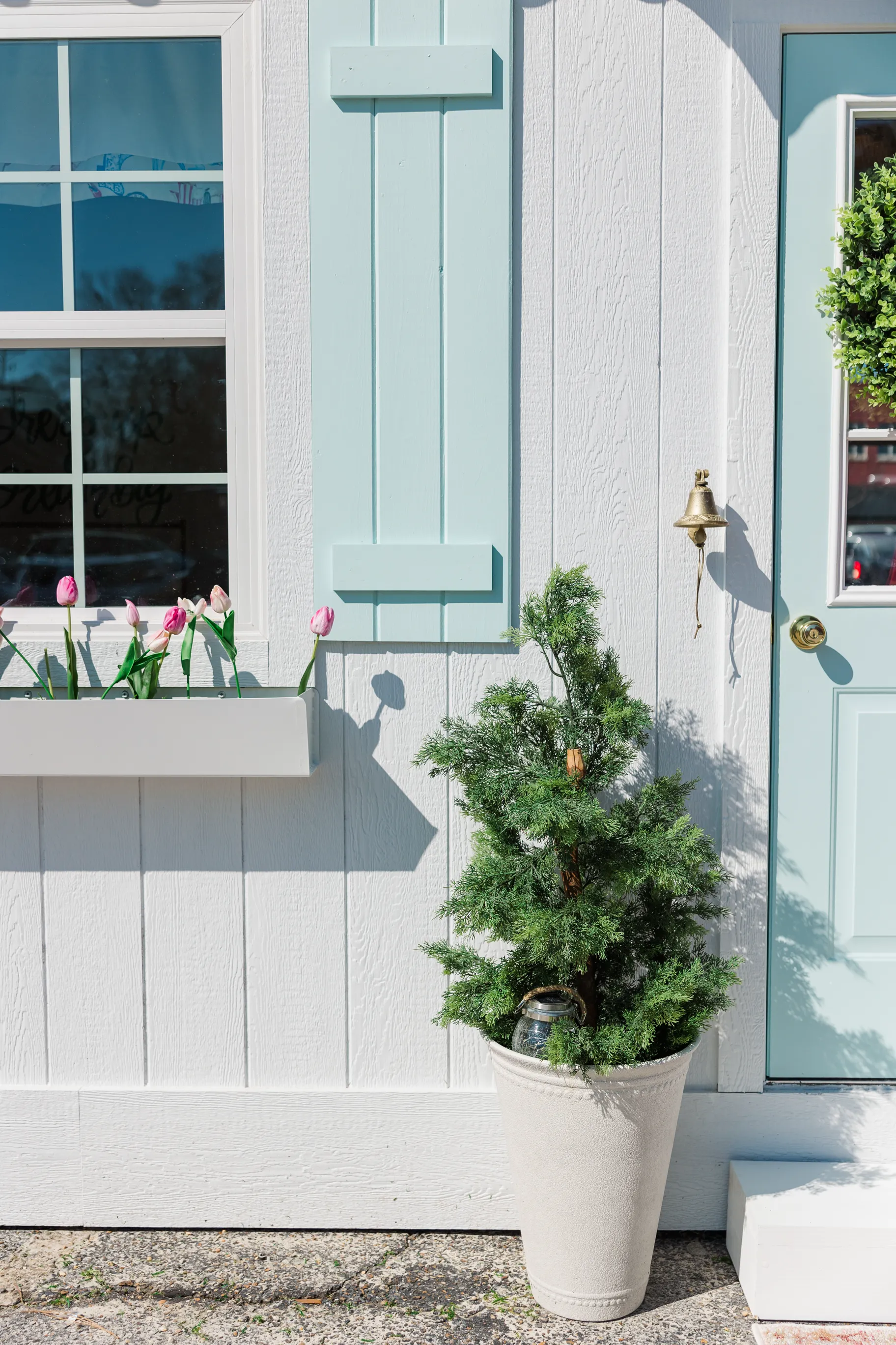 Luxury table setting by Sarah Overall Events with pink embroidered napkins, gold-rimmed plates, floral arrangements, and personalized menus in Shreveport.