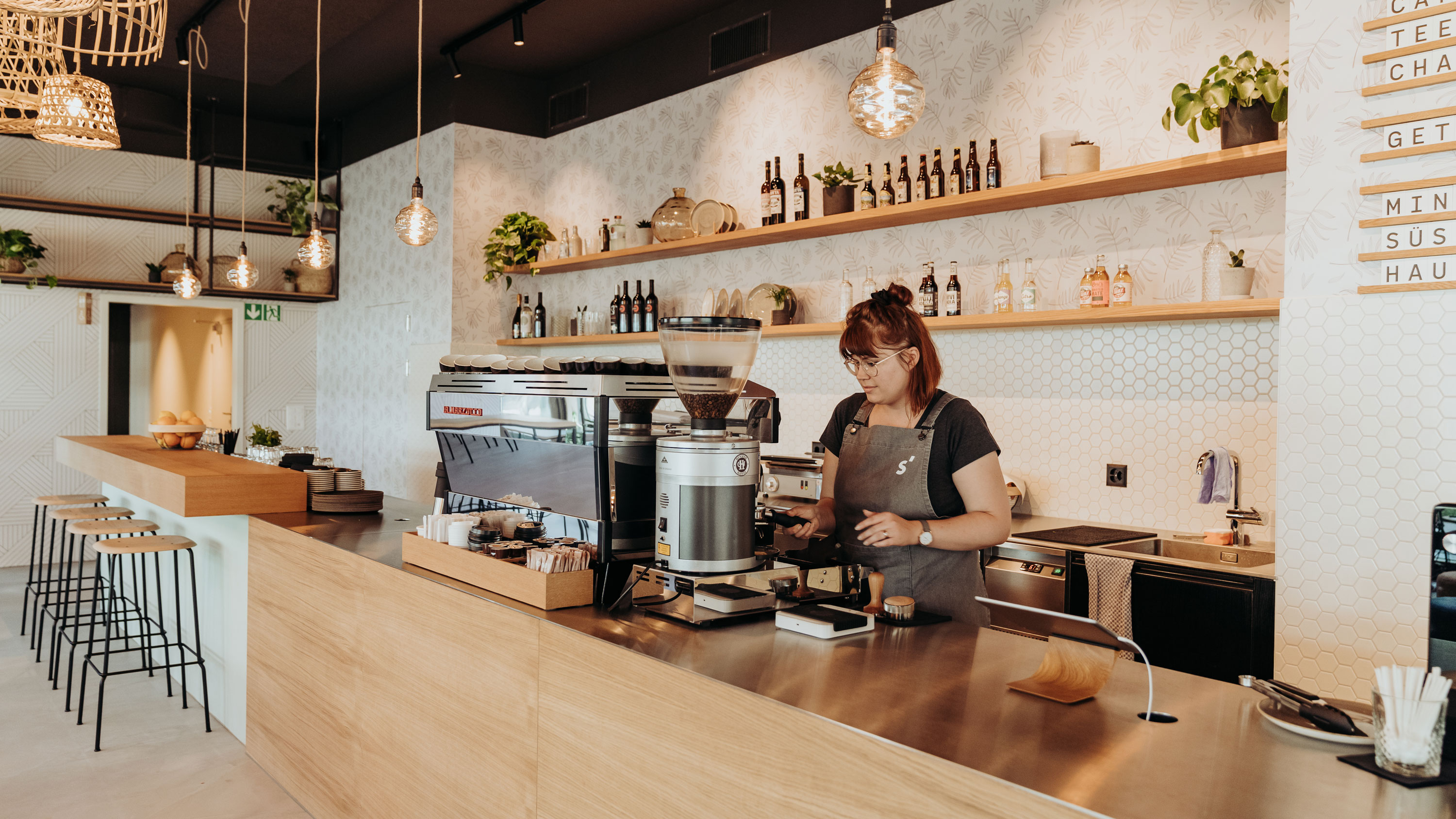 Foto von Inneneinrichtung des Stettbacher Café's in Zürich, Speciality Coffee Maschine und schöne Theke, Farbkonzept und Materialkonzept, Innenarchitektur und Branding von IMSIO Design.