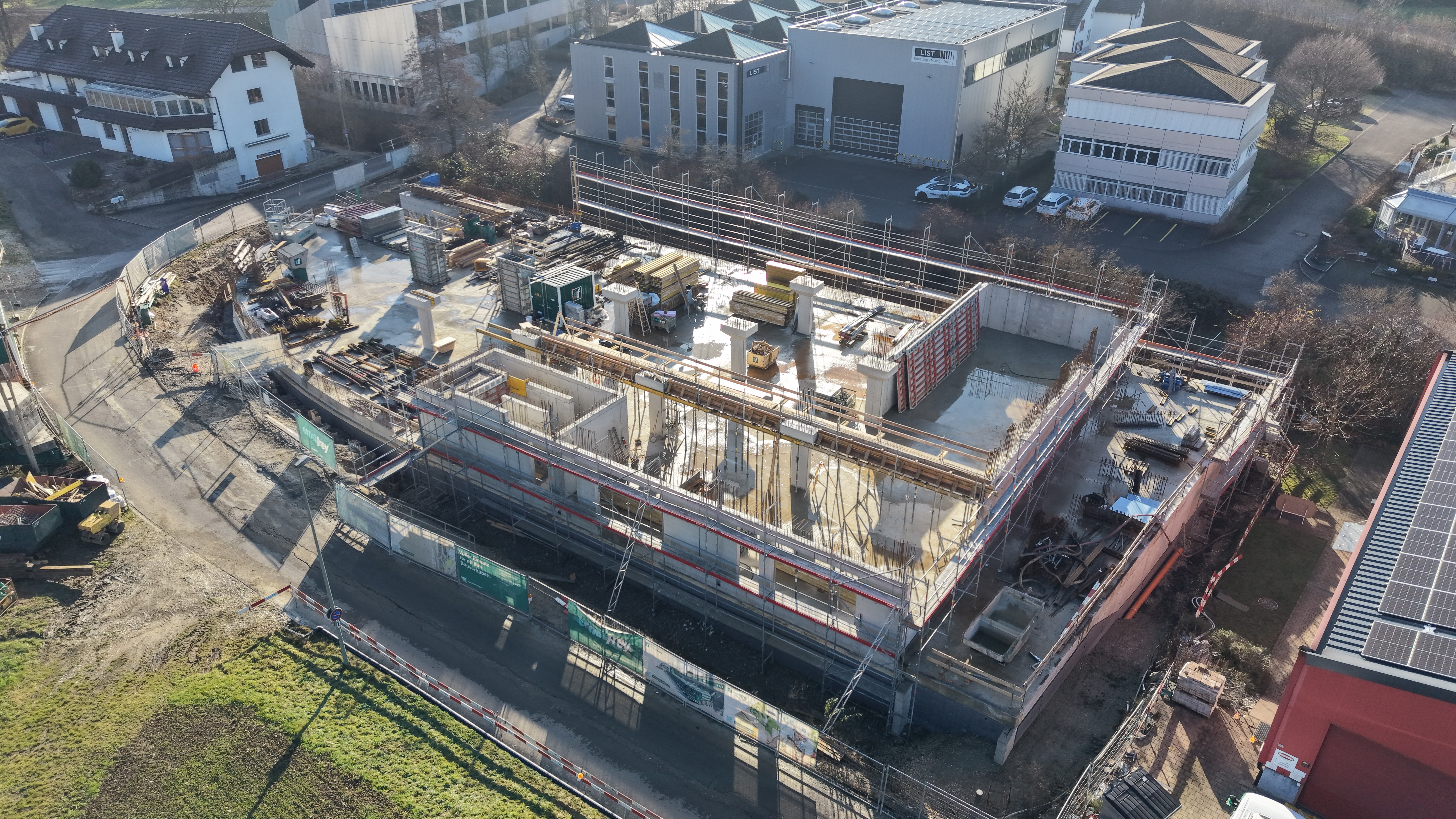 Neubau Lagergebäude im Bau – Rohbau mit sichtbarer Struktur
