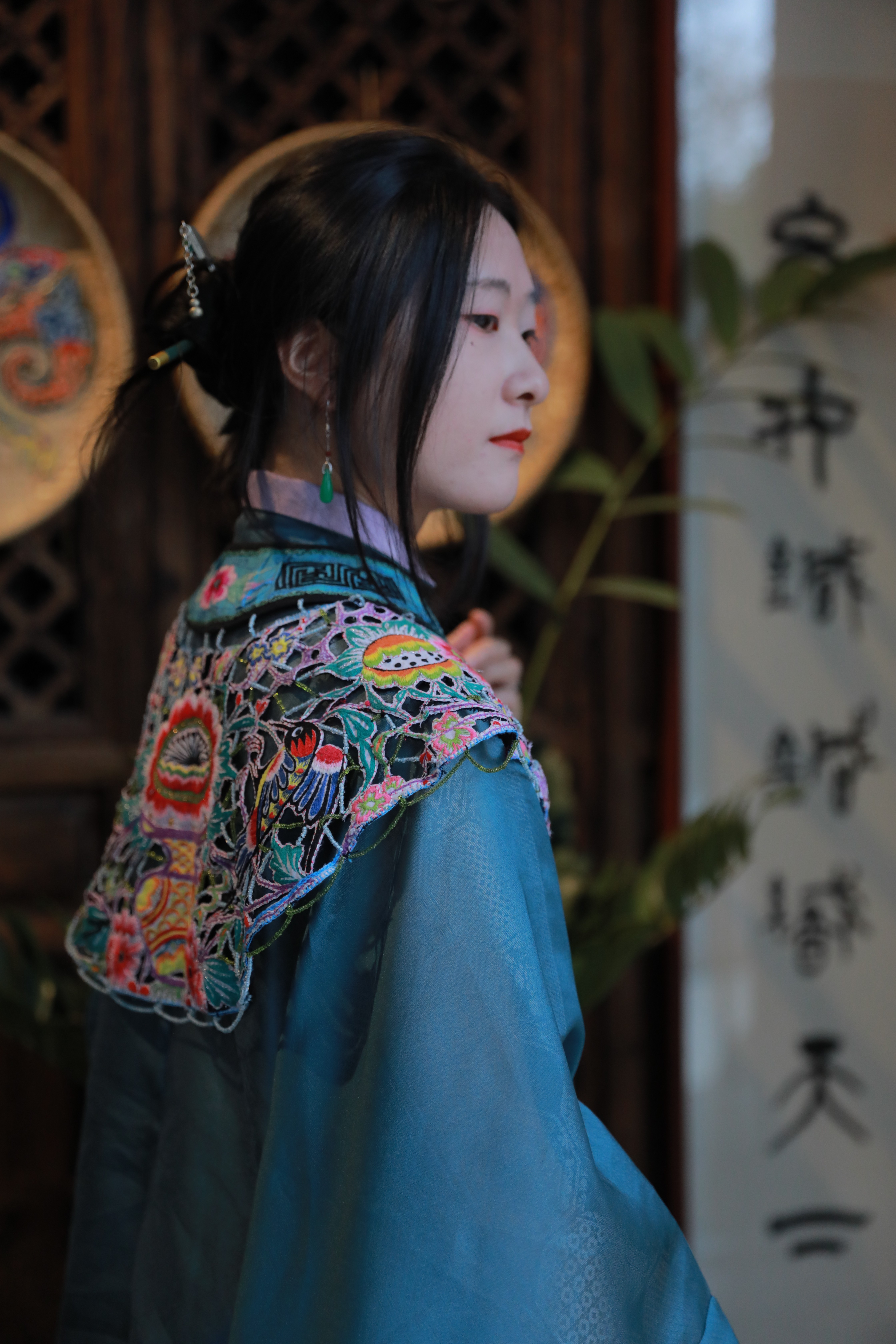 汉服博主侧脸特写