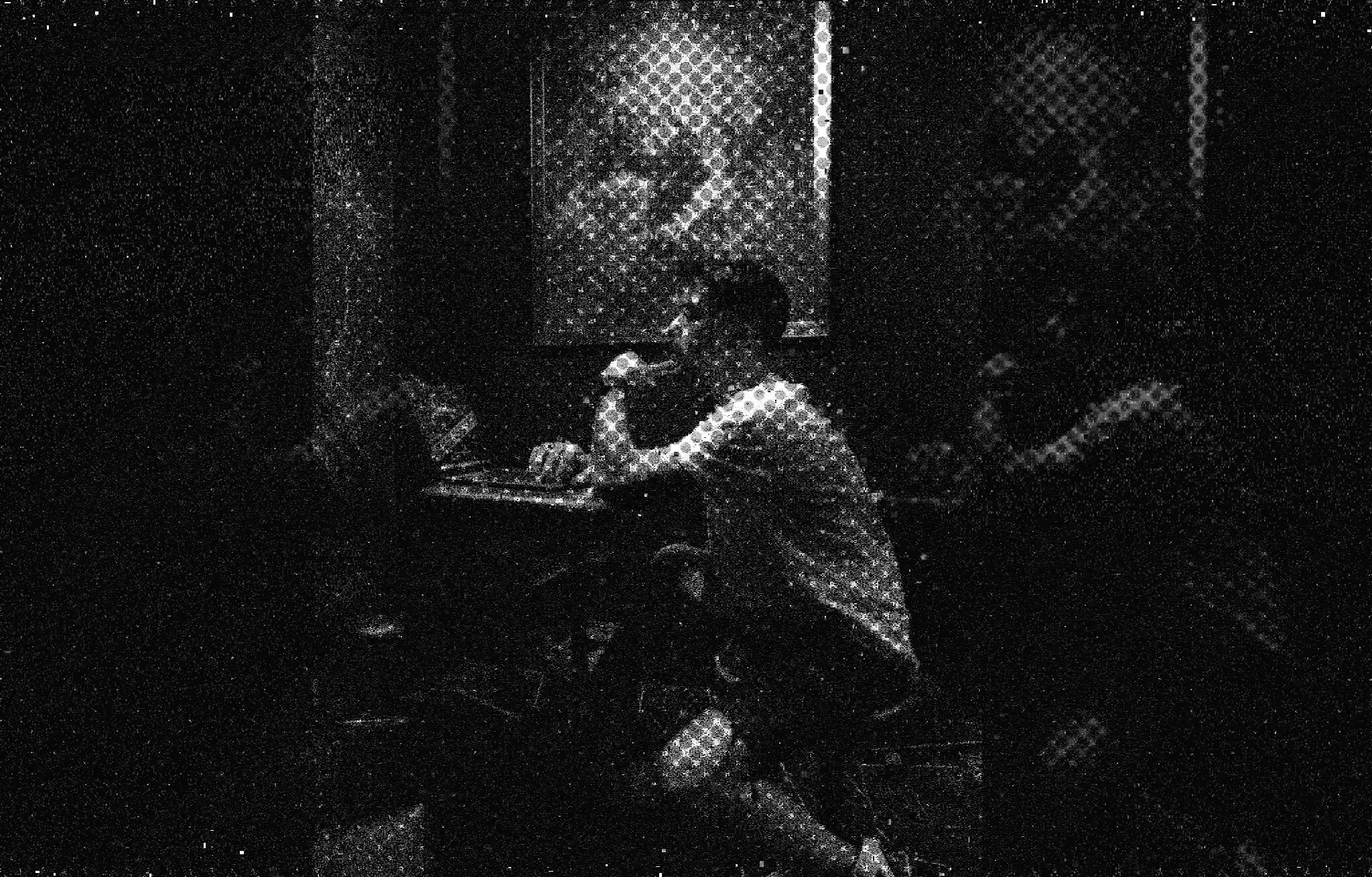 eine Person, die auf einer Stadtstraße Fahrrad fährt