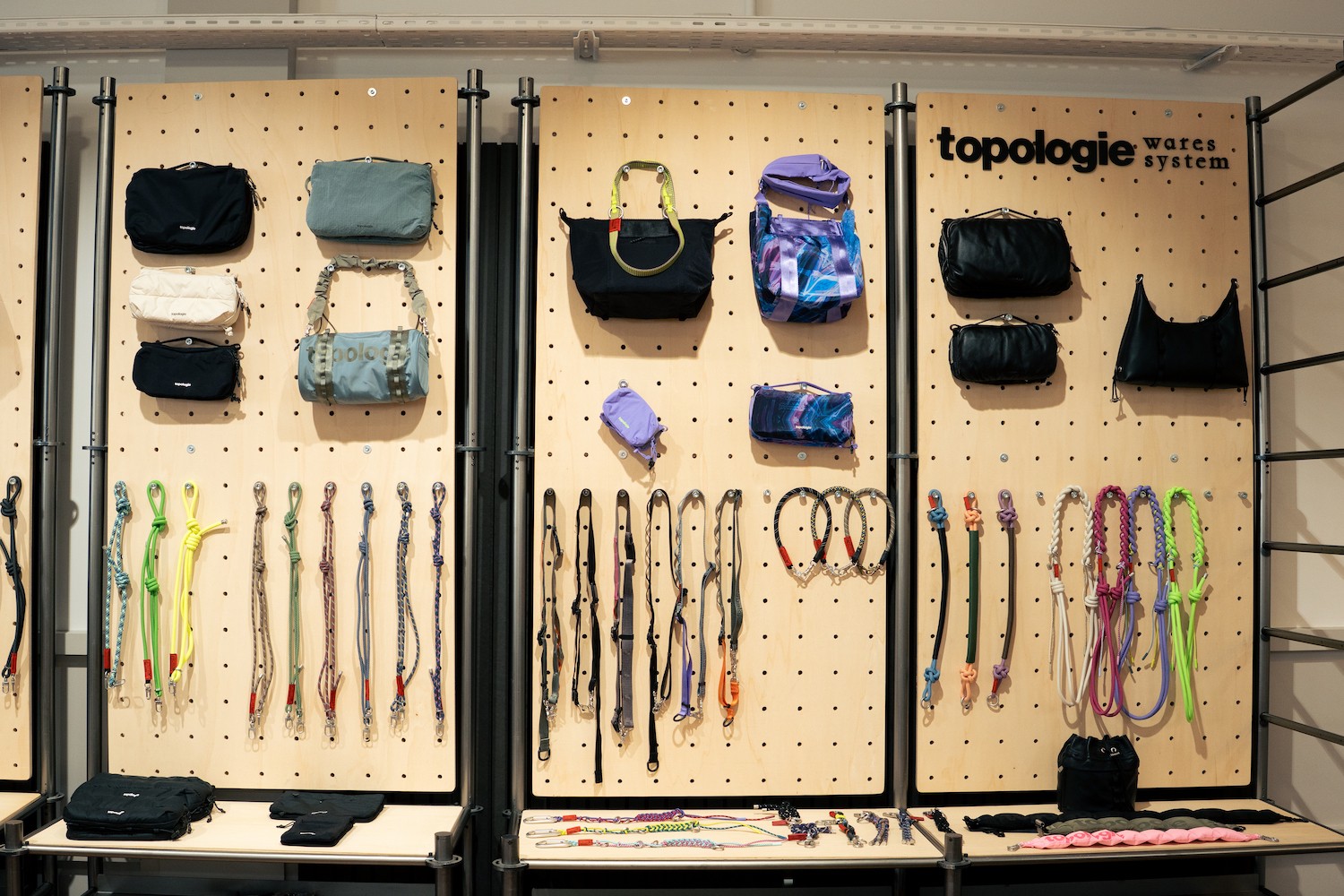 Des produits Topologie fixés sur un mur