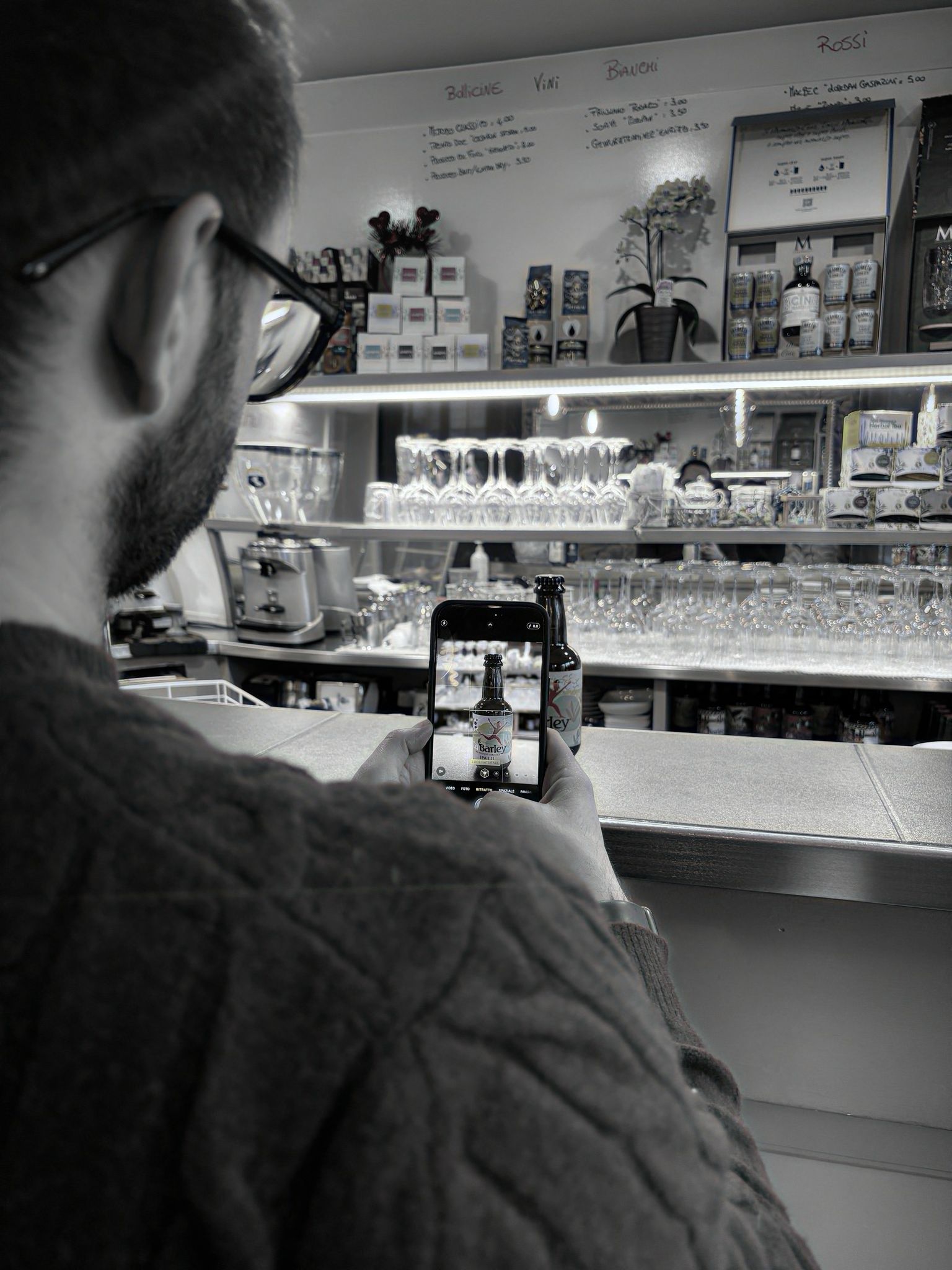 foto in bianco e nero di un photo editor che scatta fotografia ad un prodotto Socialmentemedia