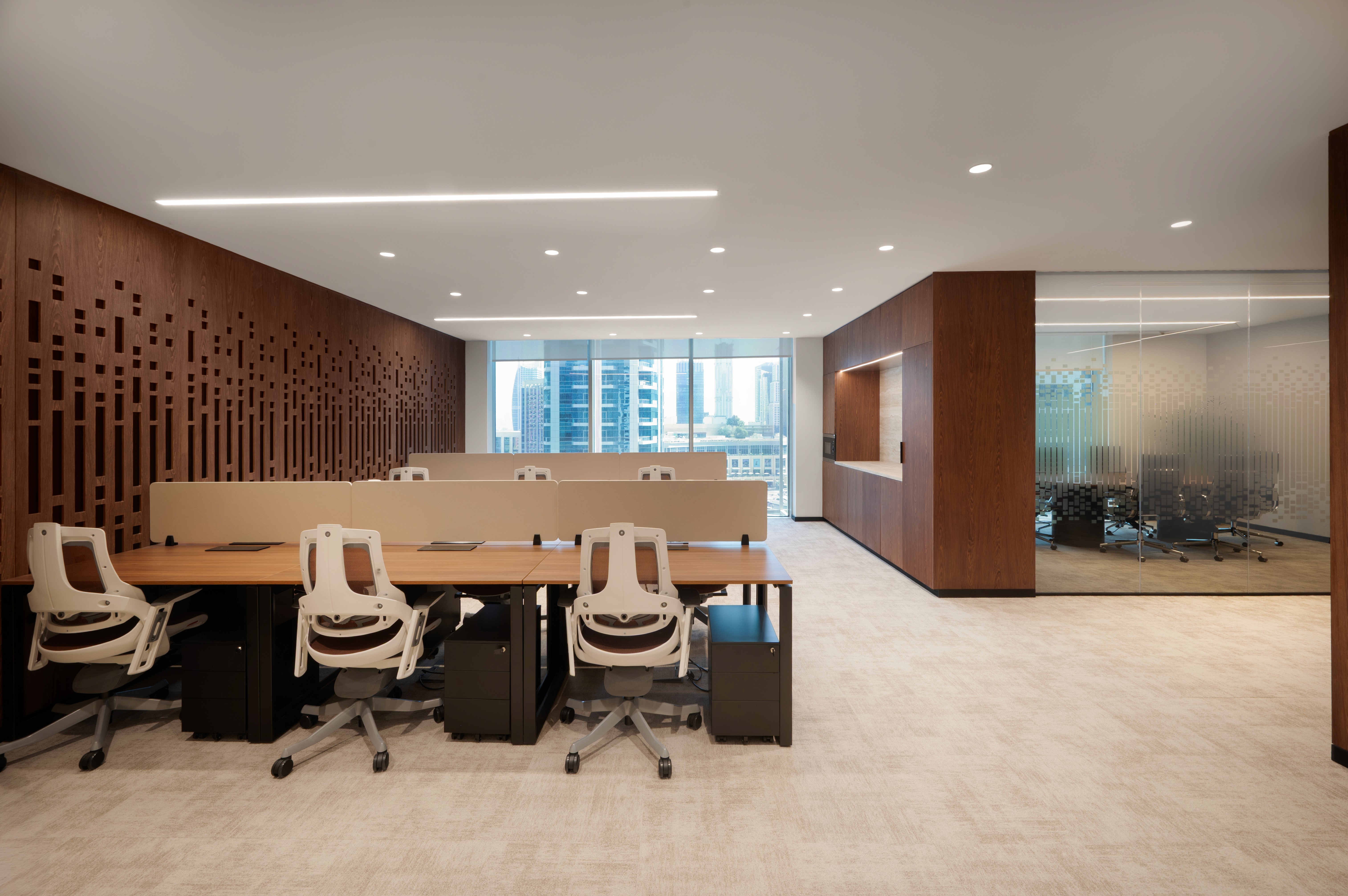 مكاتب للإيجار أبوظبي بتصميم عصري وإطلالة مميزة، توفر بيئة عمل راقية ومجهزة بالكامل.