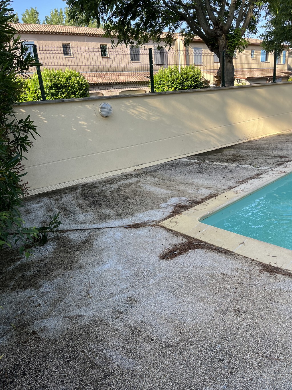 Terrasses de piscine sale avant traitement, Vaucluse