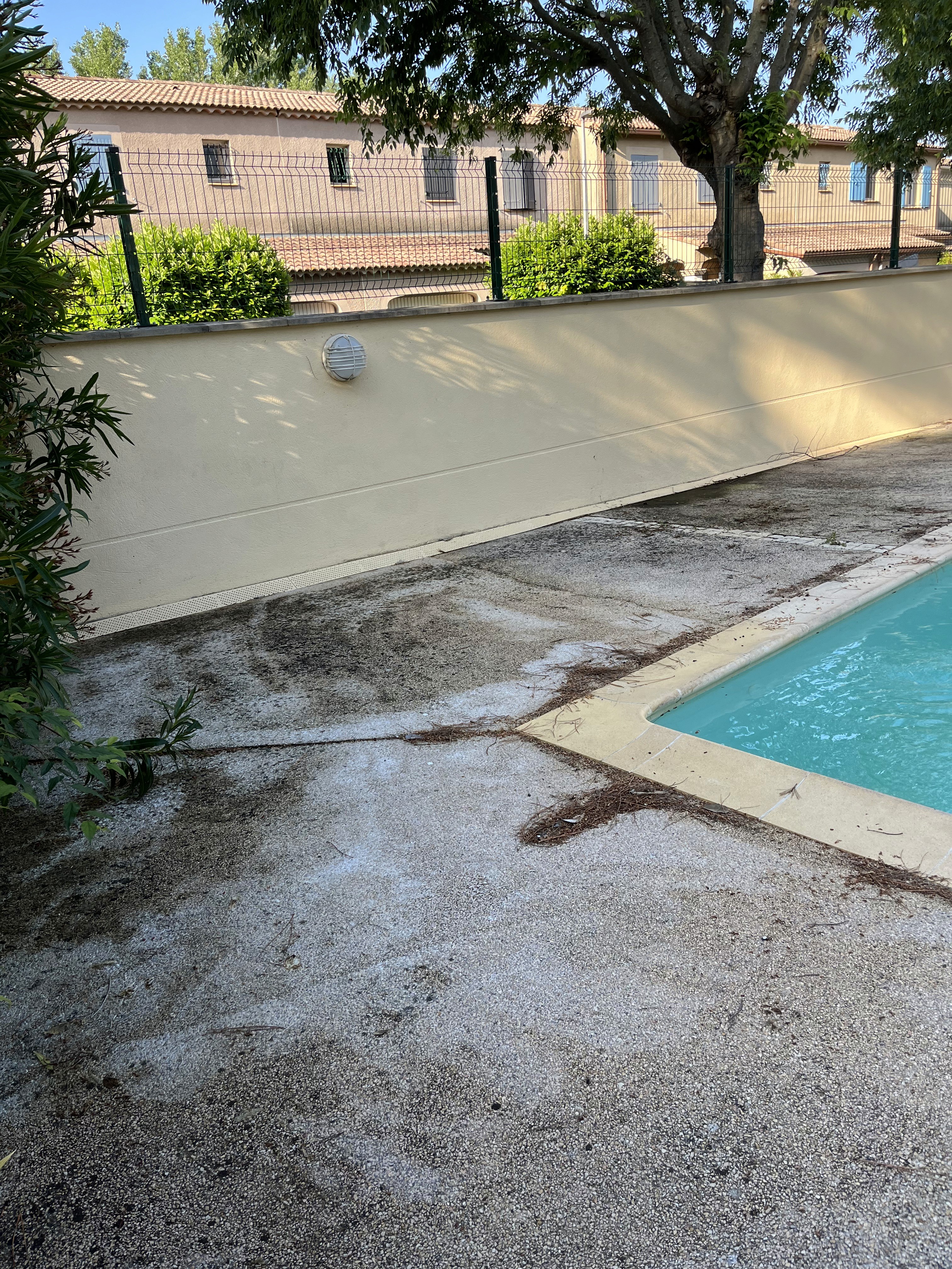 Terrasses de piscine sale avant traitement, Vaucluse