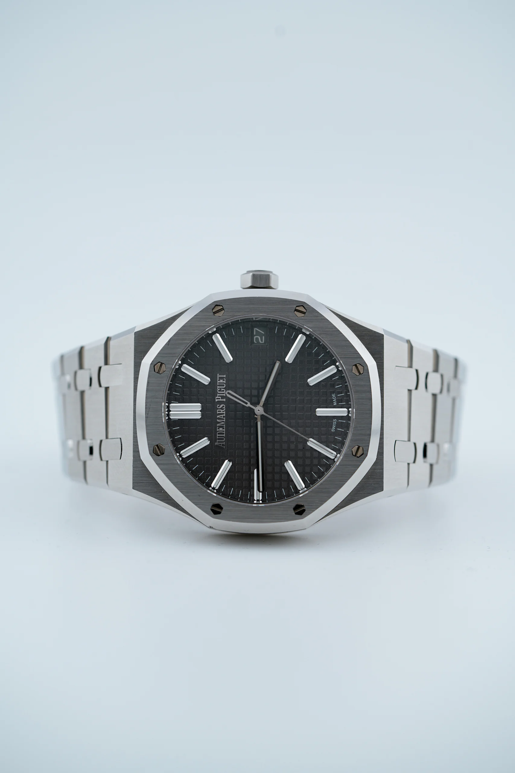 Front view of the Audemars Piguet Royal Oak Selfwinding 41mm 15510ST with grey dial