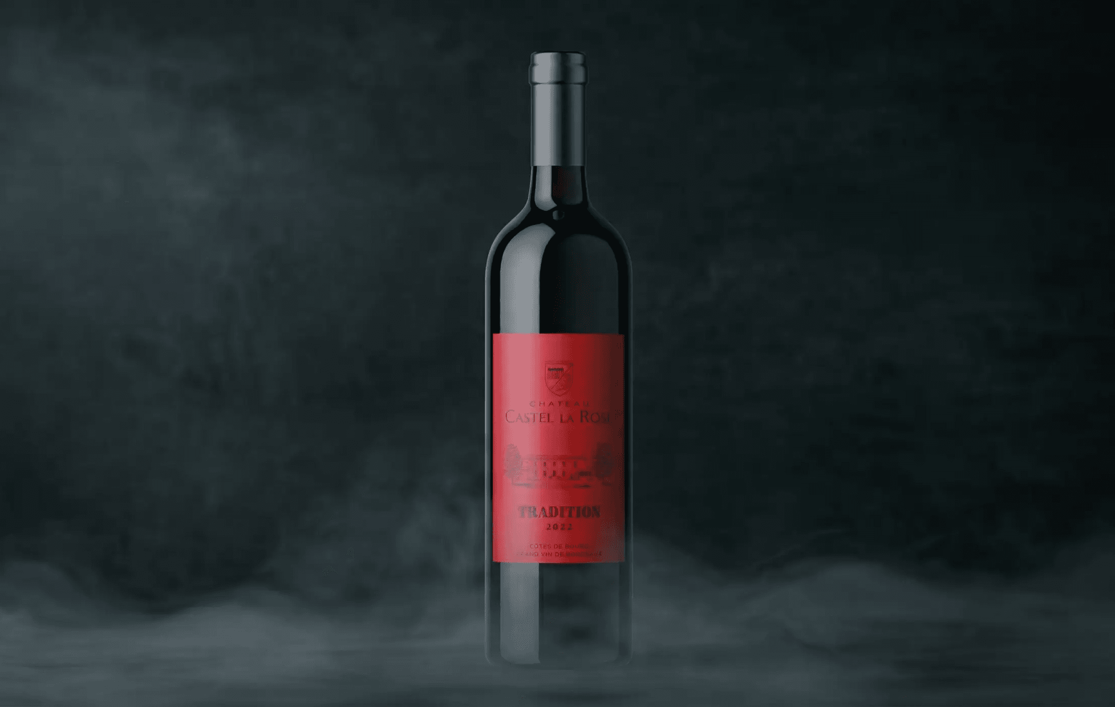 Une bouteille de vin rouge debout sur une surface en marbre