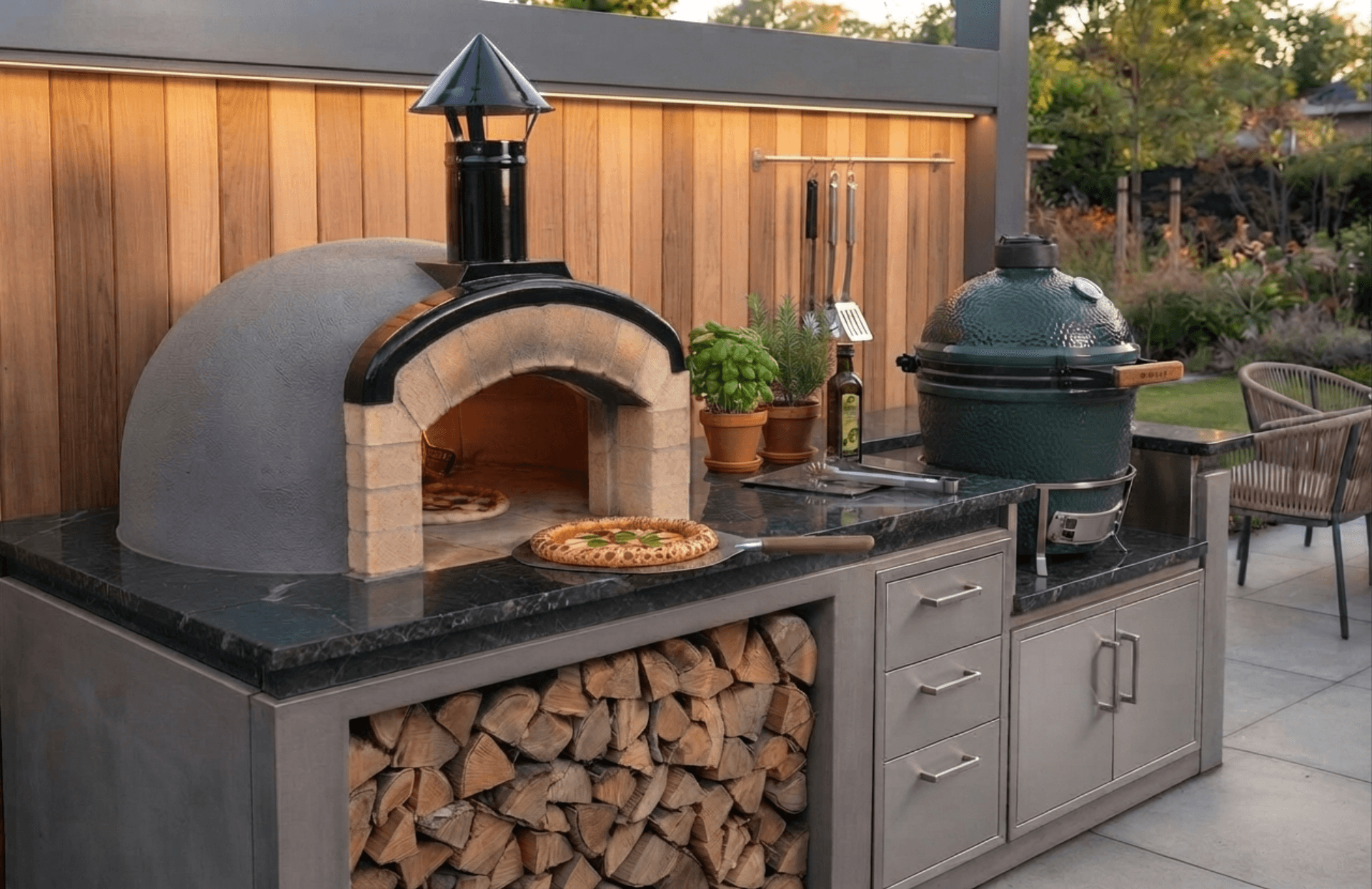 Archithello pizzaovens buitenkeuken met Green egg bbq en pizzaoven houtgestookt in moderne tuinsetting.png
