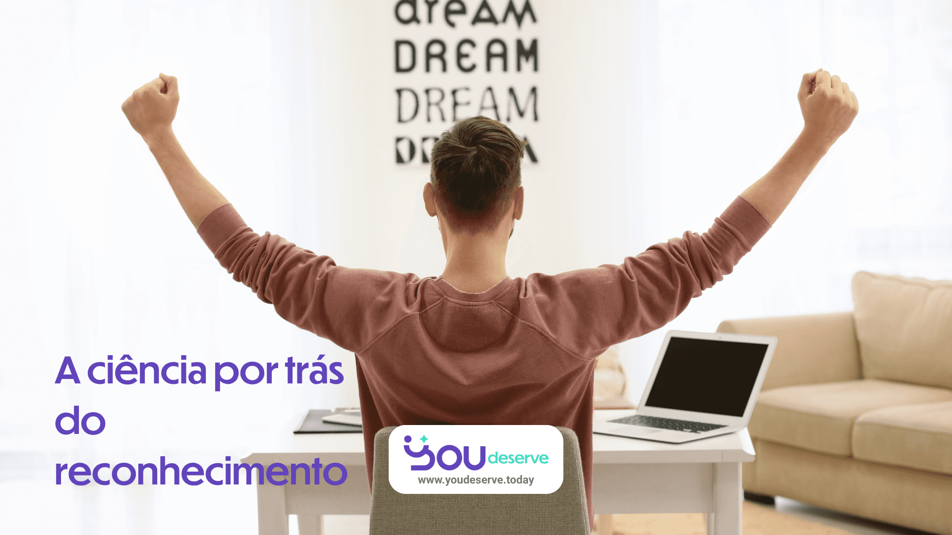Pessoa de braços erguidos em comemoração diante da mesa de trabalho, ao lado do título sobre a ciência por trás do reconhecimento